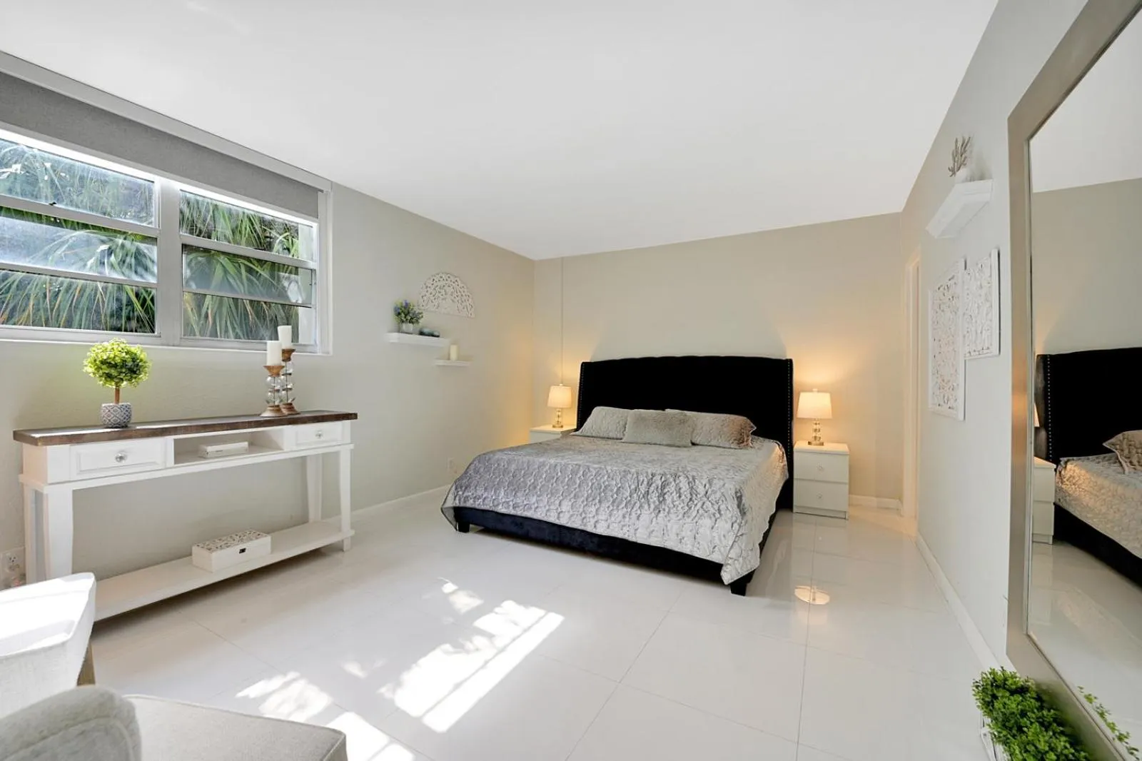 Bedroom, Bed in The Tides Apartments on the beach