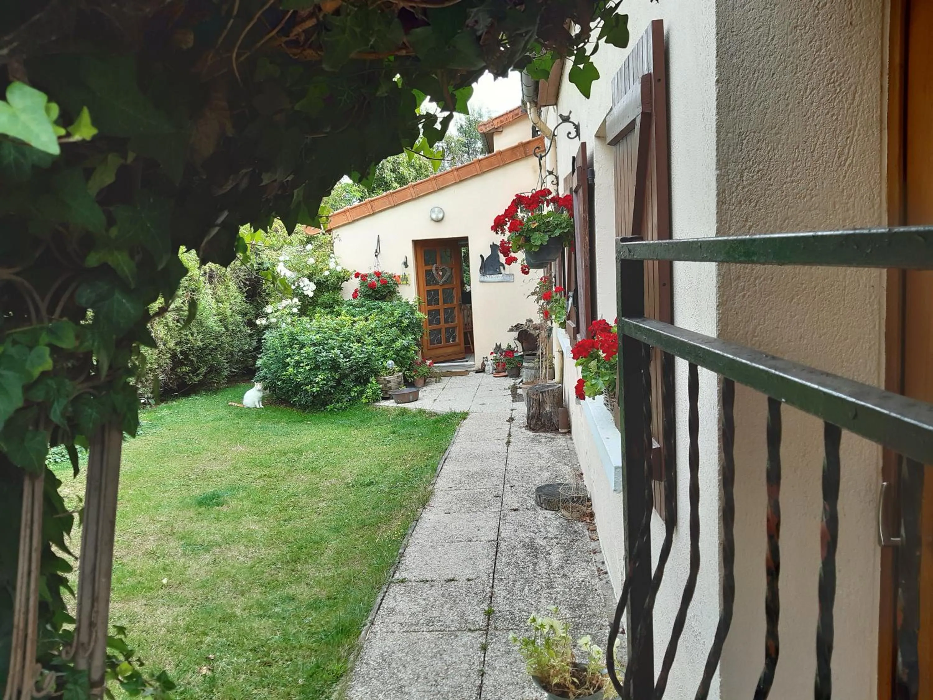 Facade/entrance in Les Alouettes B&B