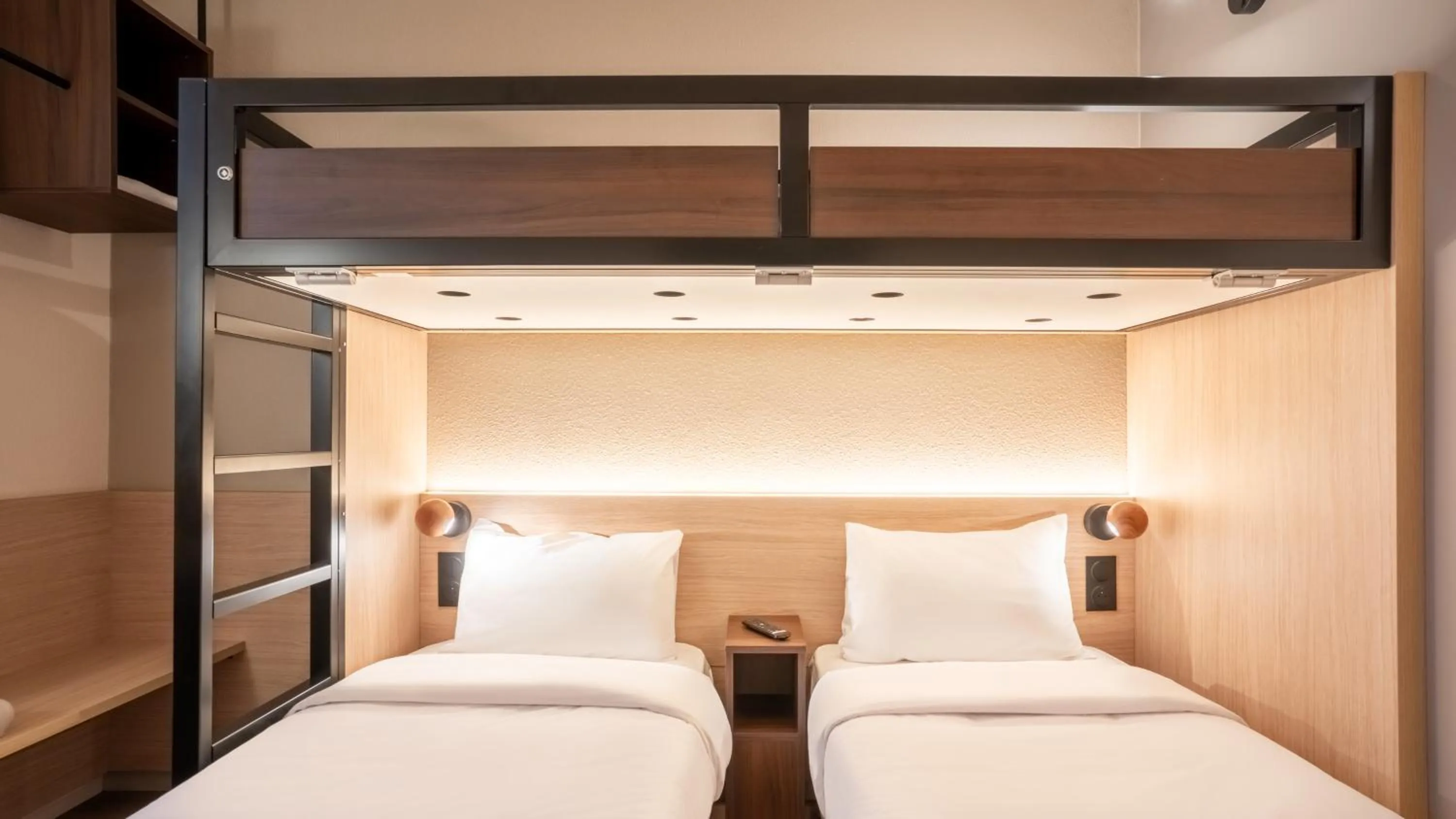 Bed in Première Classe Paris Ouest - Pont de Suresnes