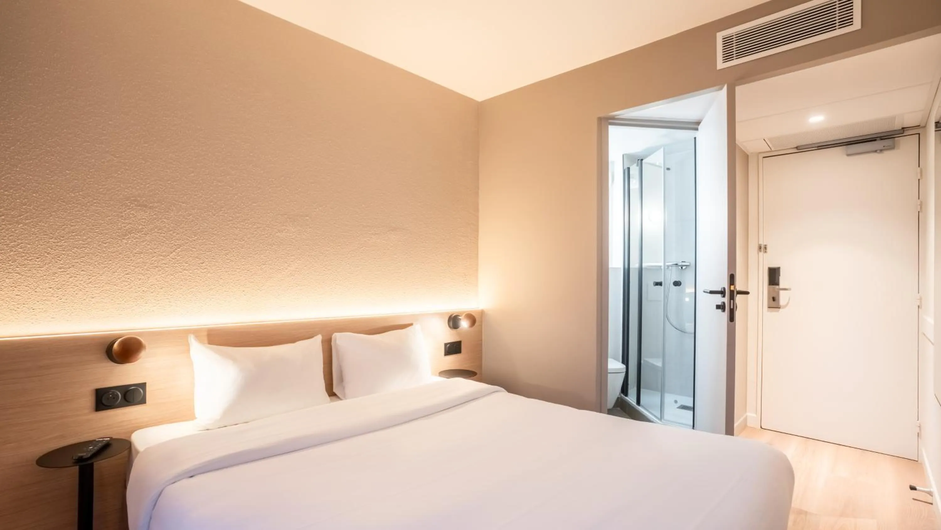 Photo of the whole room, Bed in Première Classe Paris Ouest - Pont de Suresnes