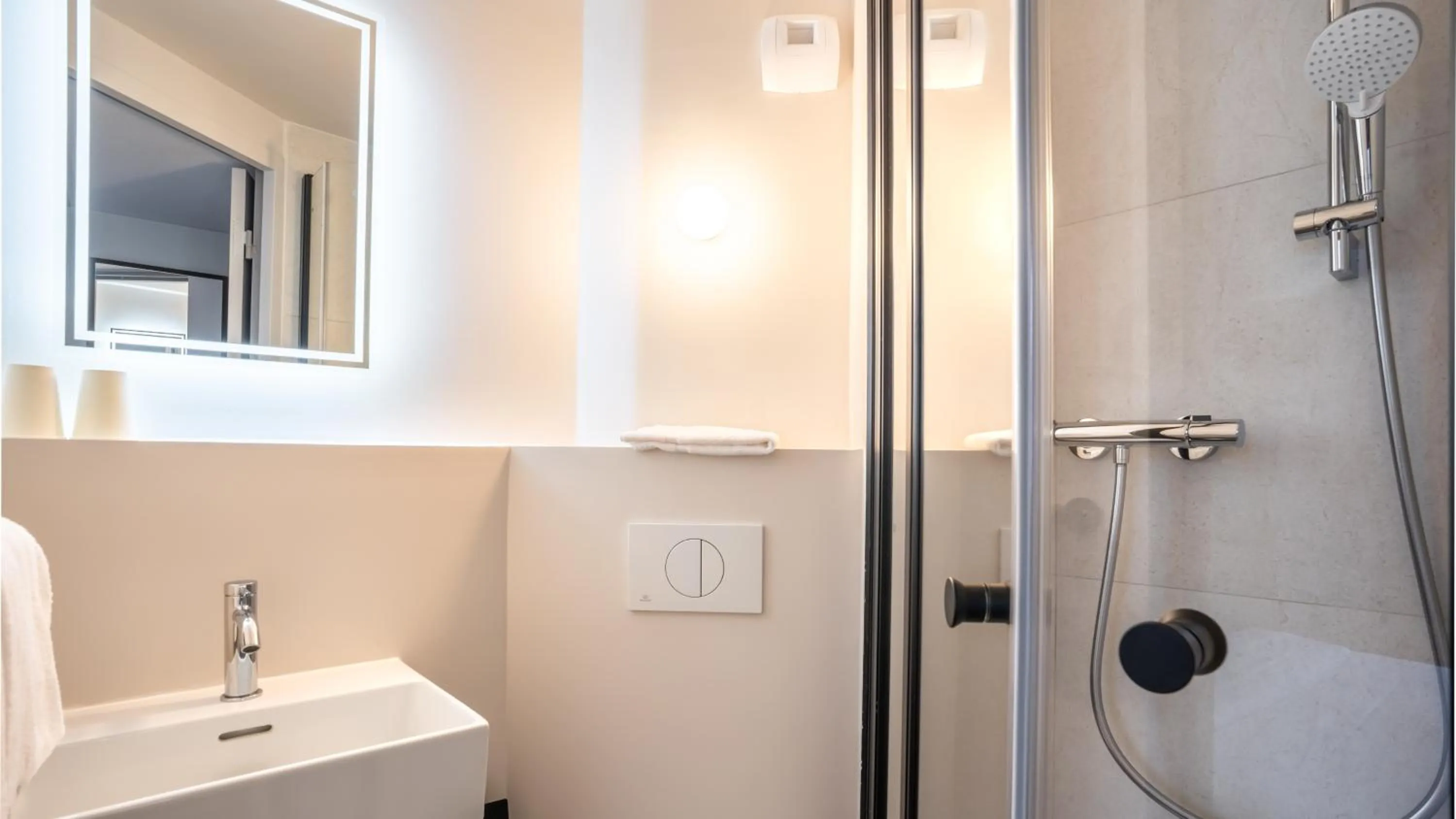 Bathroom in Première Classe Paris Ouest - Pont de Suresnes