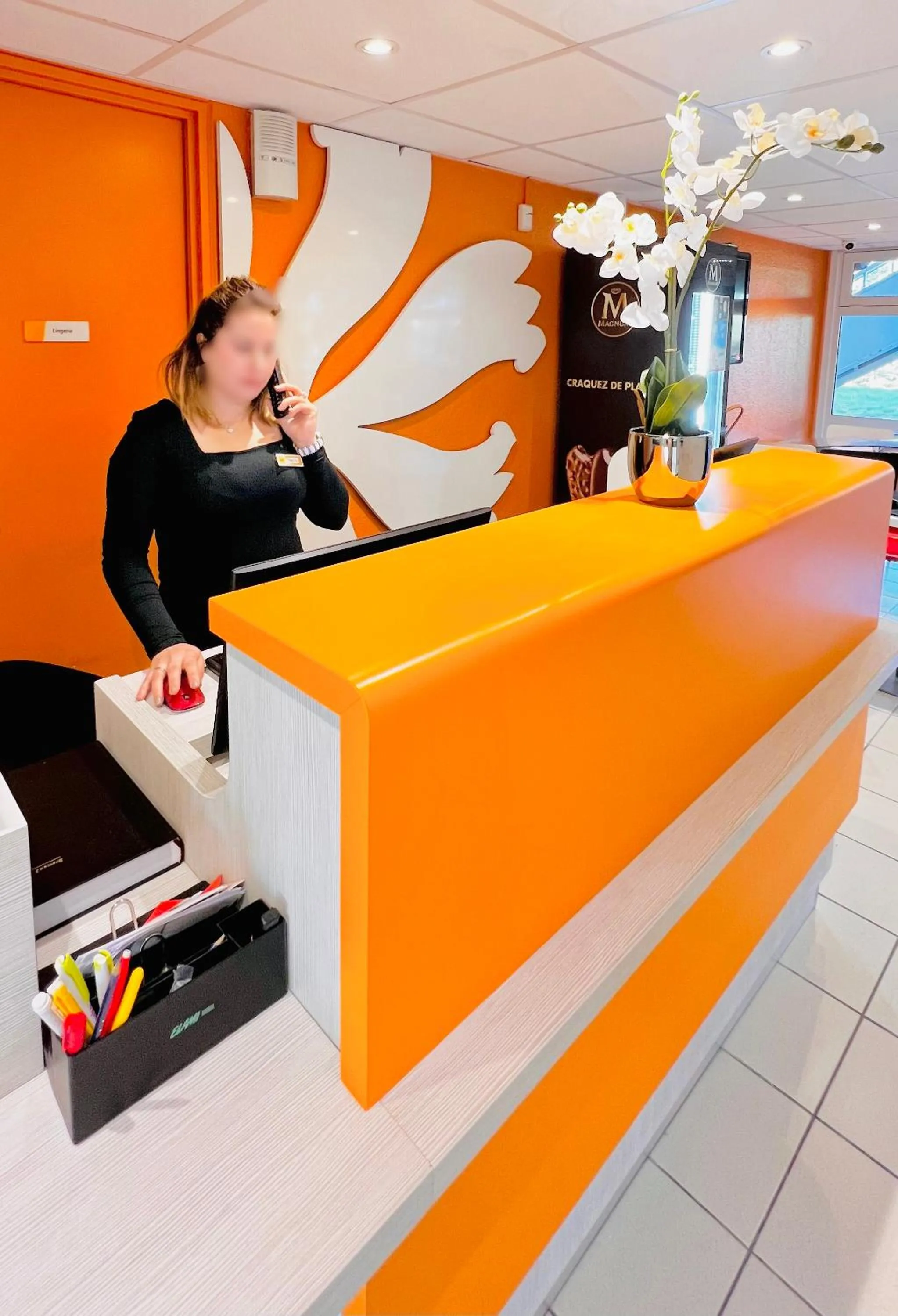 Lobby or reception in Premiere Classe St Quentin en Yvelines Elancourt