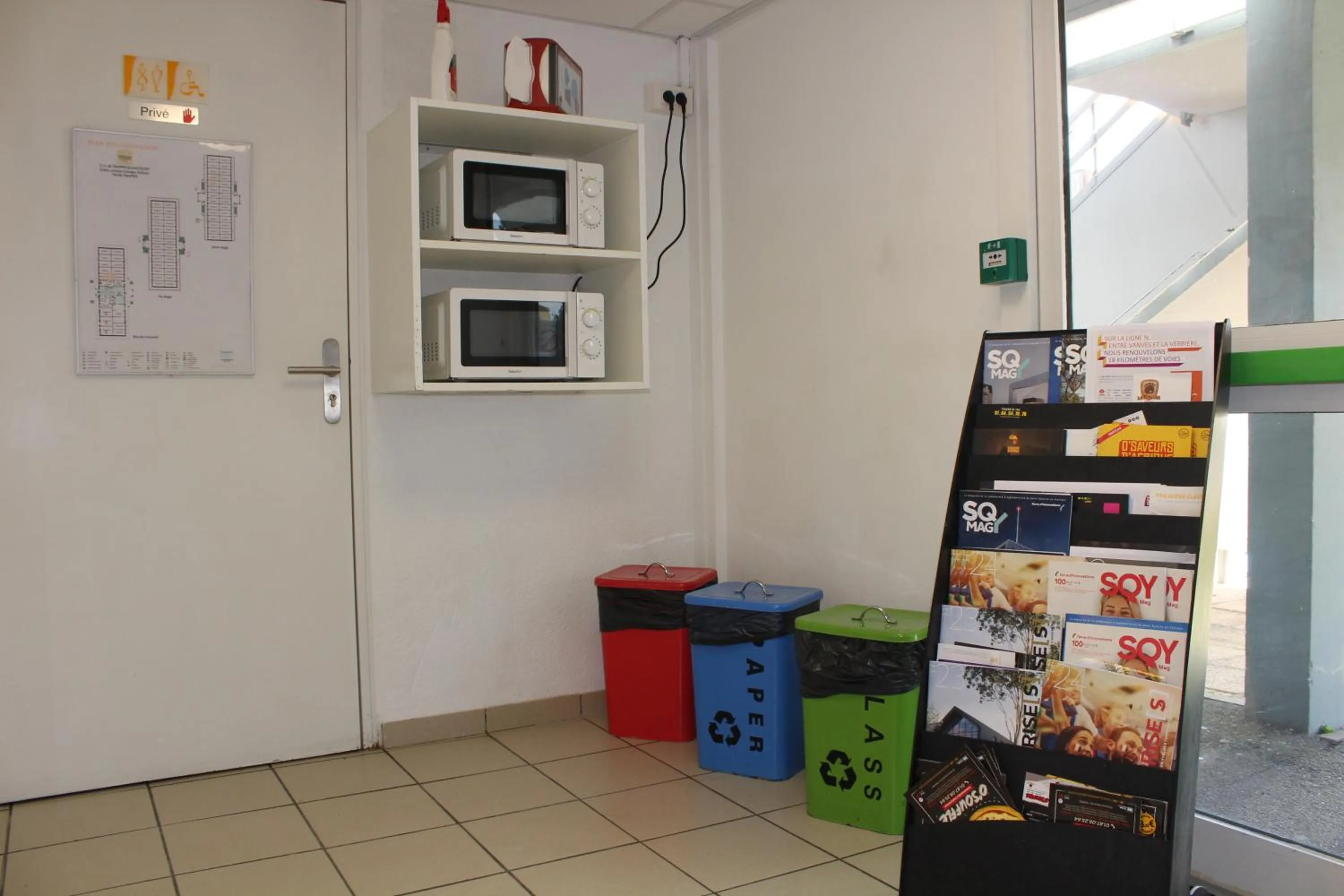 microwave in Premiere Classe St Quentin en Yvelines Elancourt