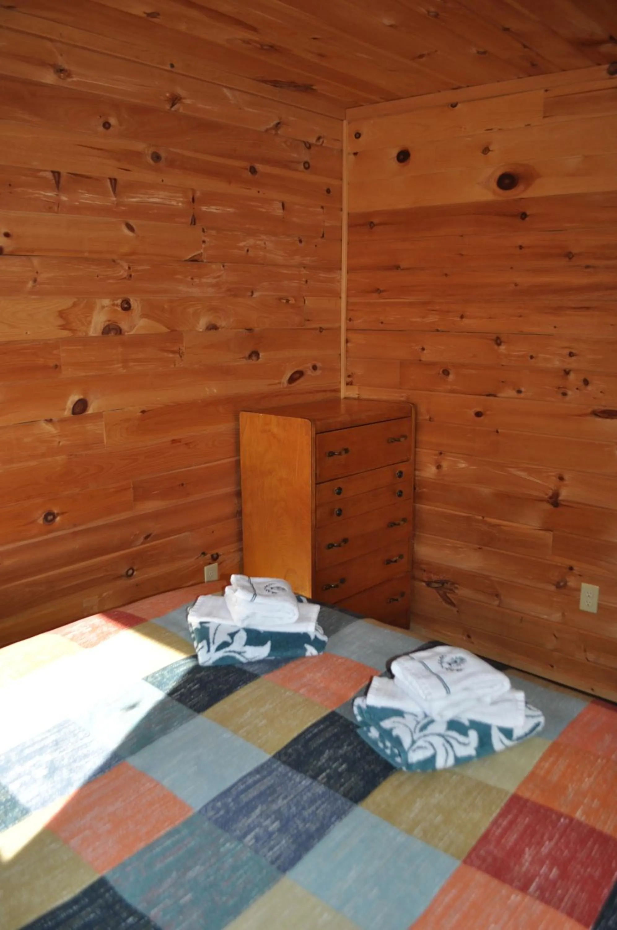 Bed in The Sleeping Moose Cottage