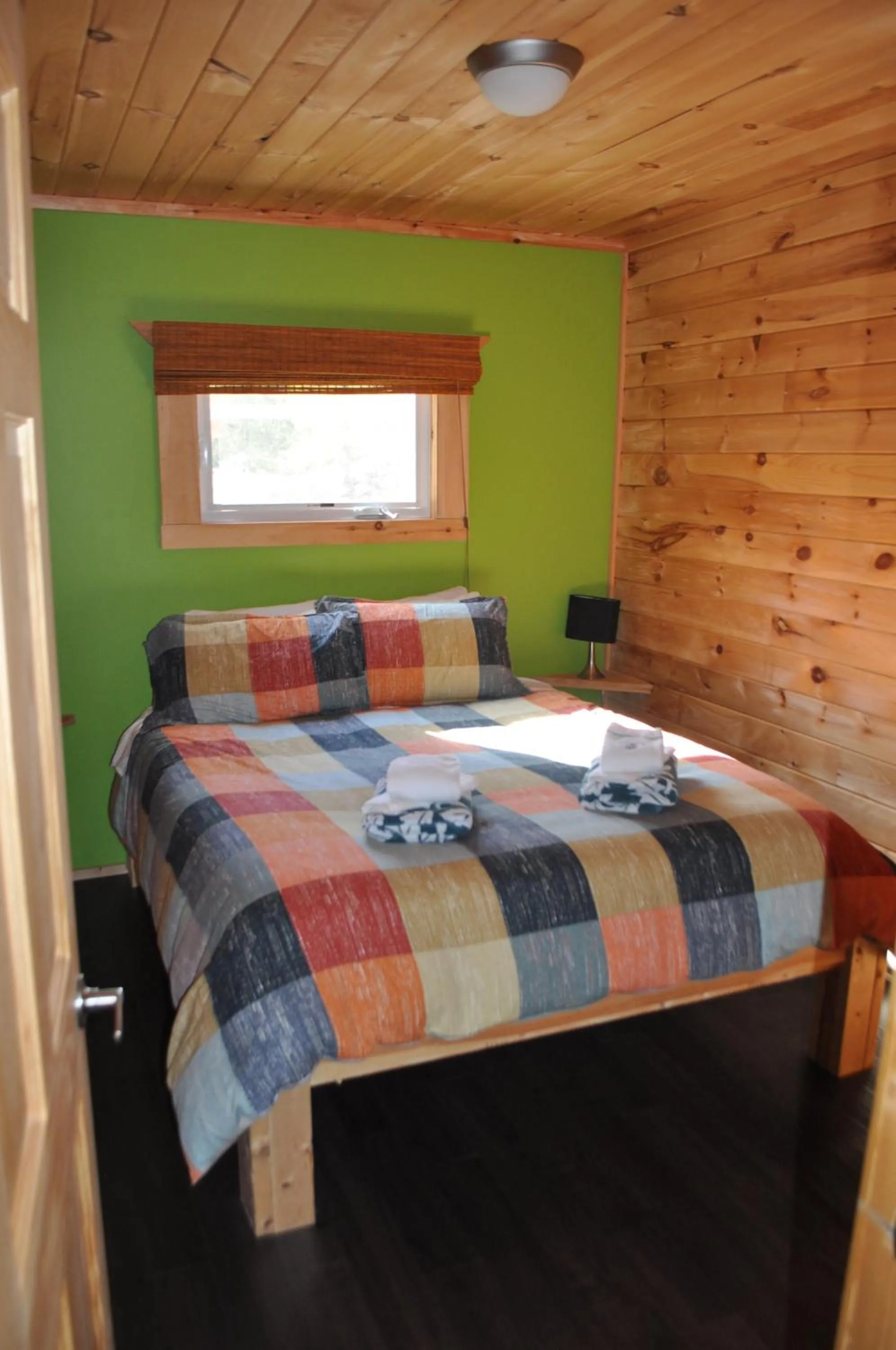 Bed in The Sleeping Moose Cottage