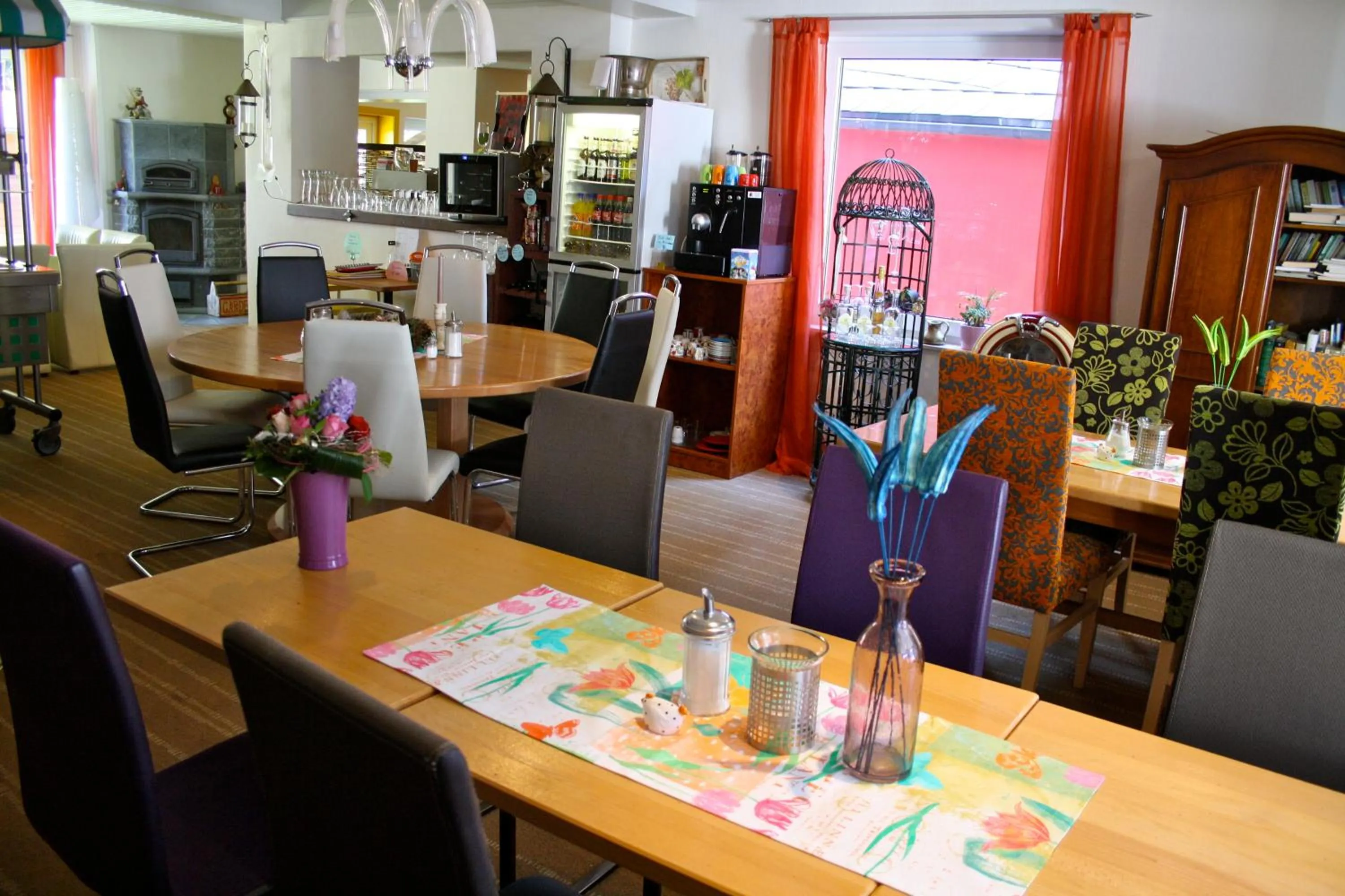 Restaurant/places to eat in Hotel Elegant