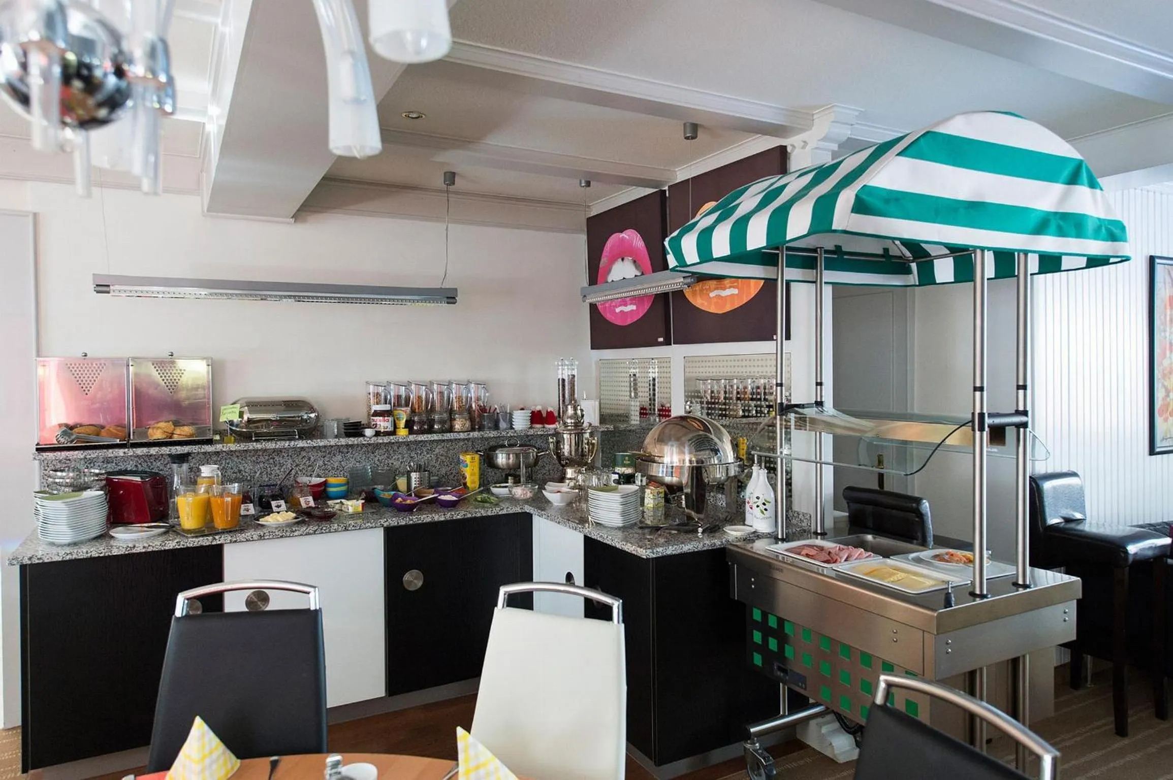 Restaurant/places to eat in Hotel Elegant