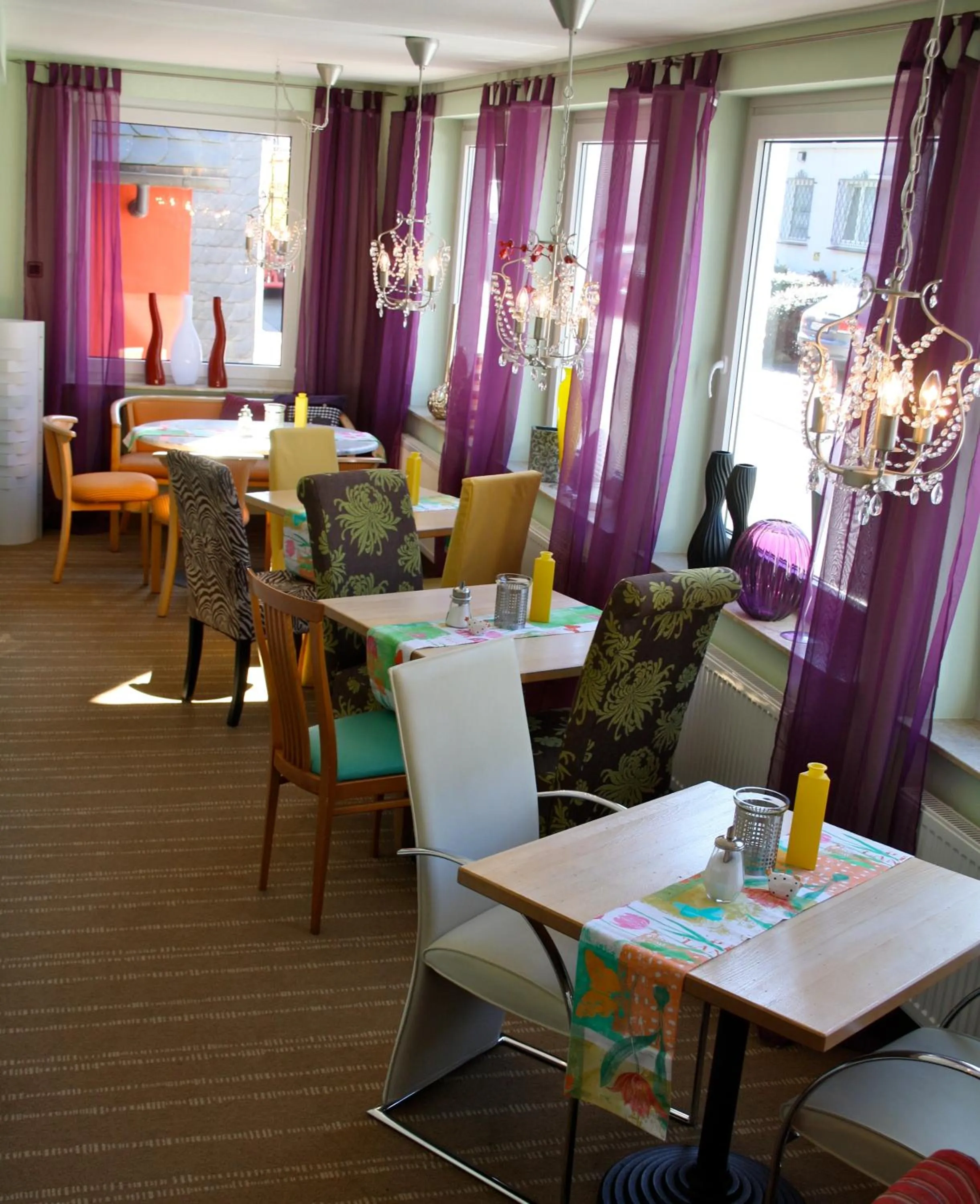 Restaurant/places to eat in Hotel Elegant