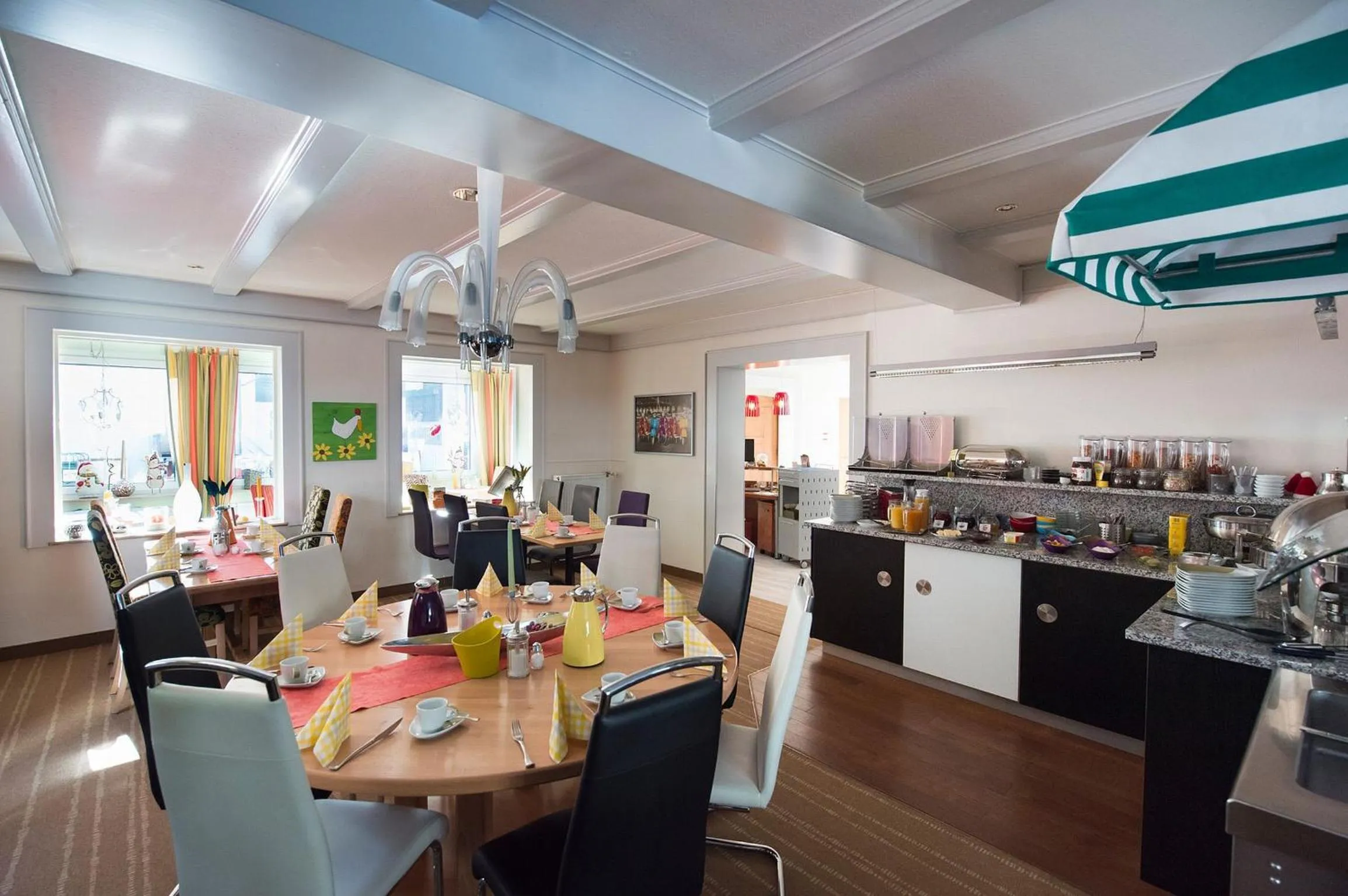 Restaurant/places to eat in Hotel Elegant