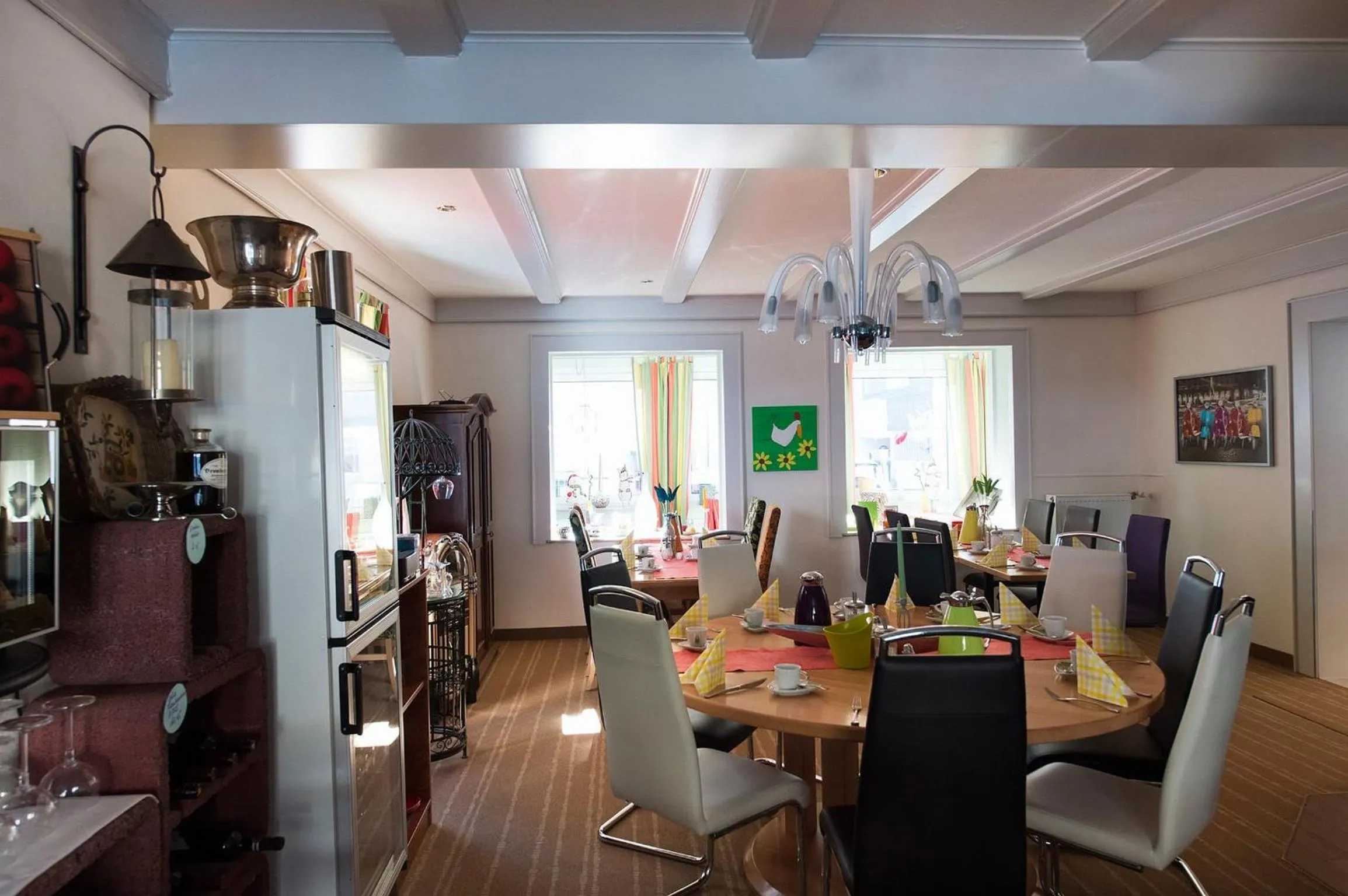 Restaurant/places to eat in Hotel Elegant