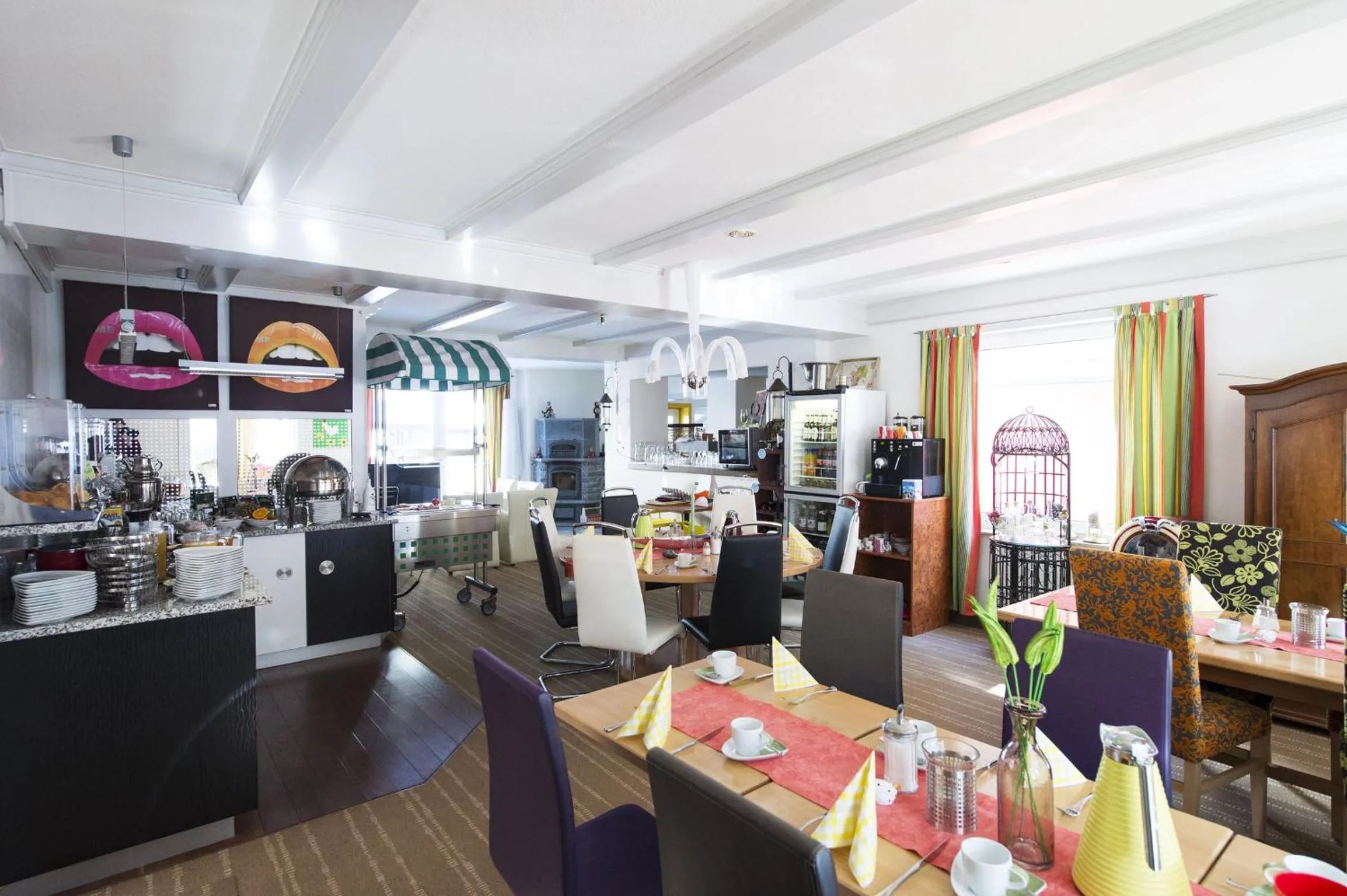 Restaurant/places to eat in Hotel Elegant