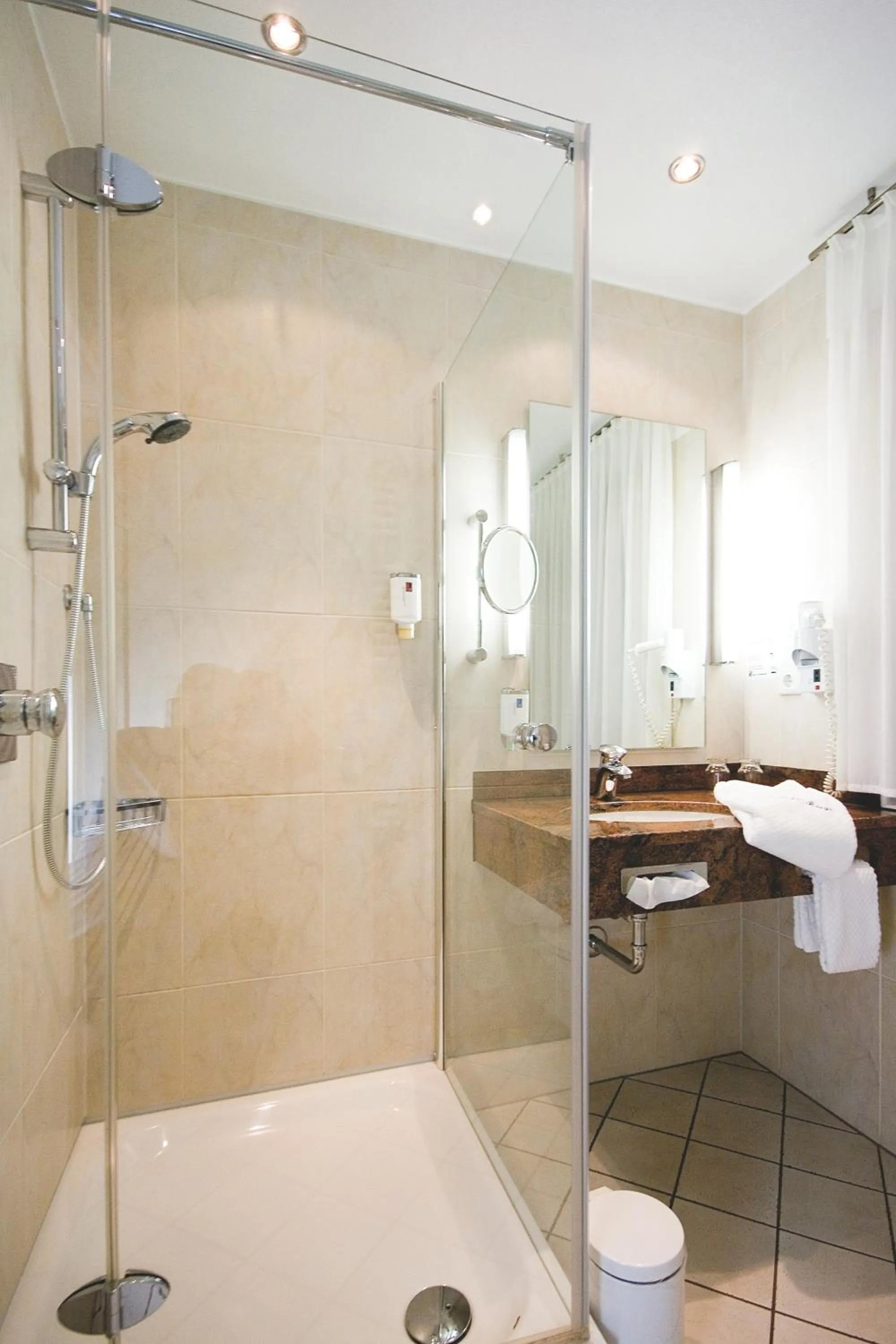 Bathroom in Hotel Menge "An der Schlacht"