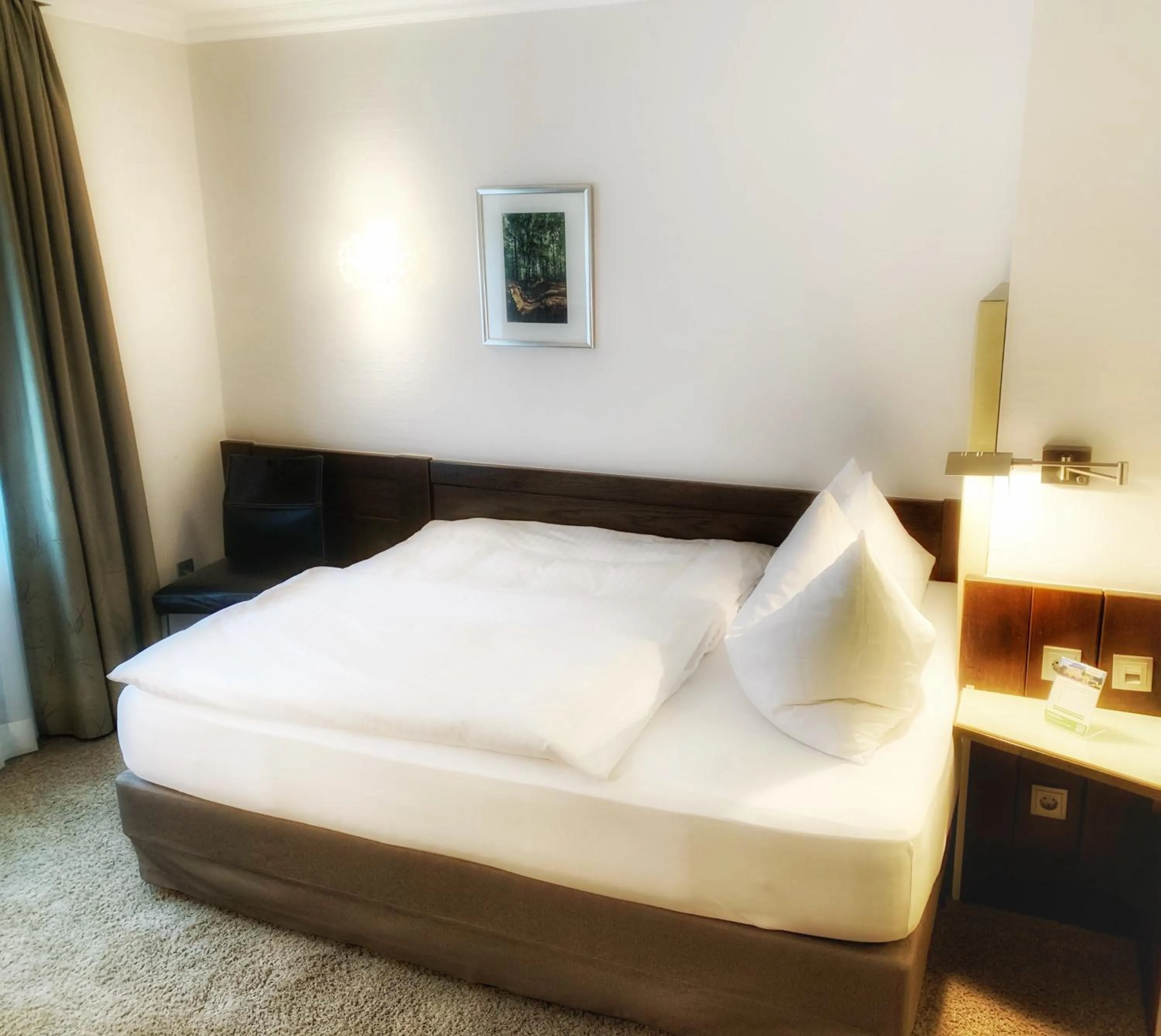 Photo of the whole room, Bed in Hotel Menge "An der Schlacht"