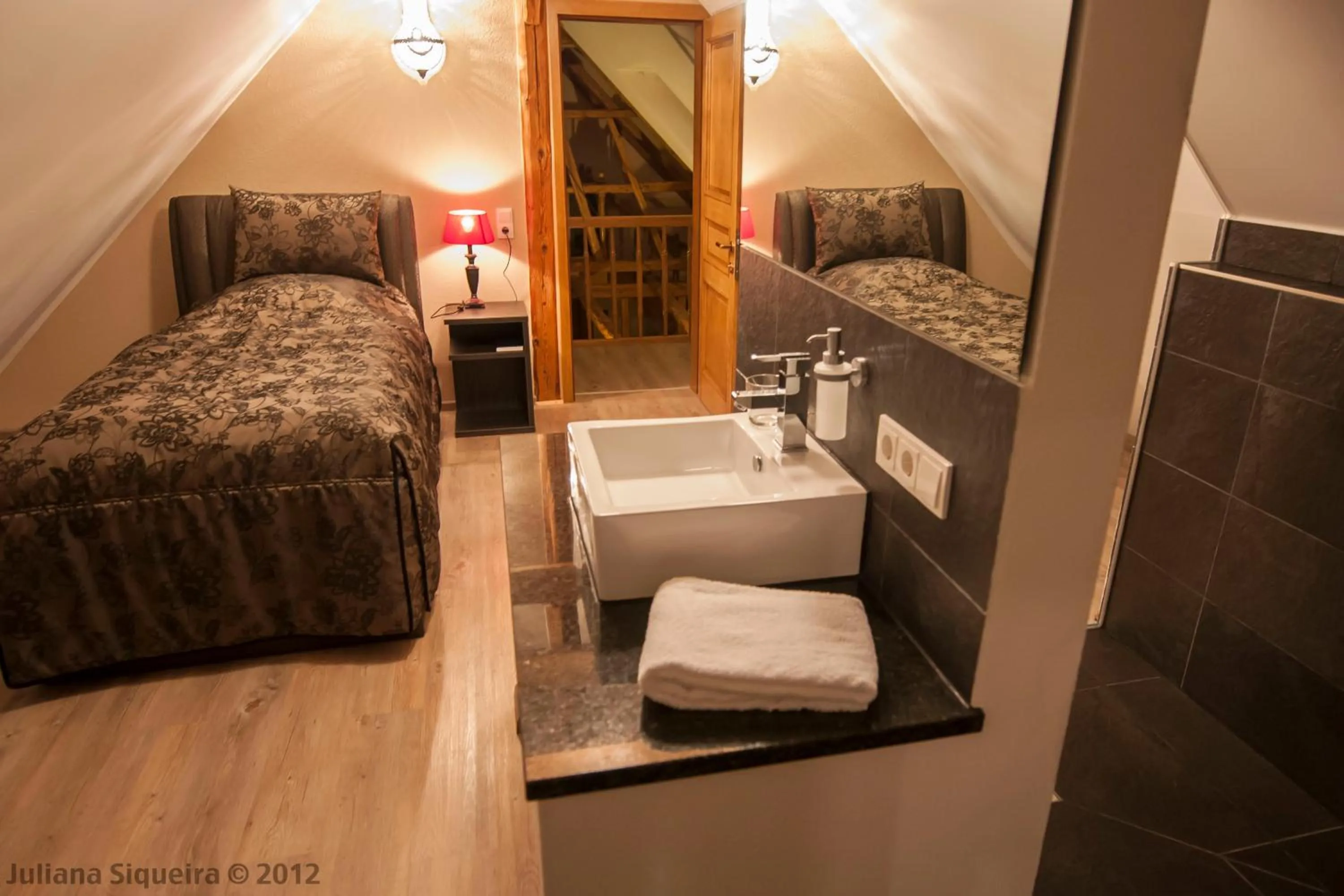 Text overlay, Bed in Landhaus Engel