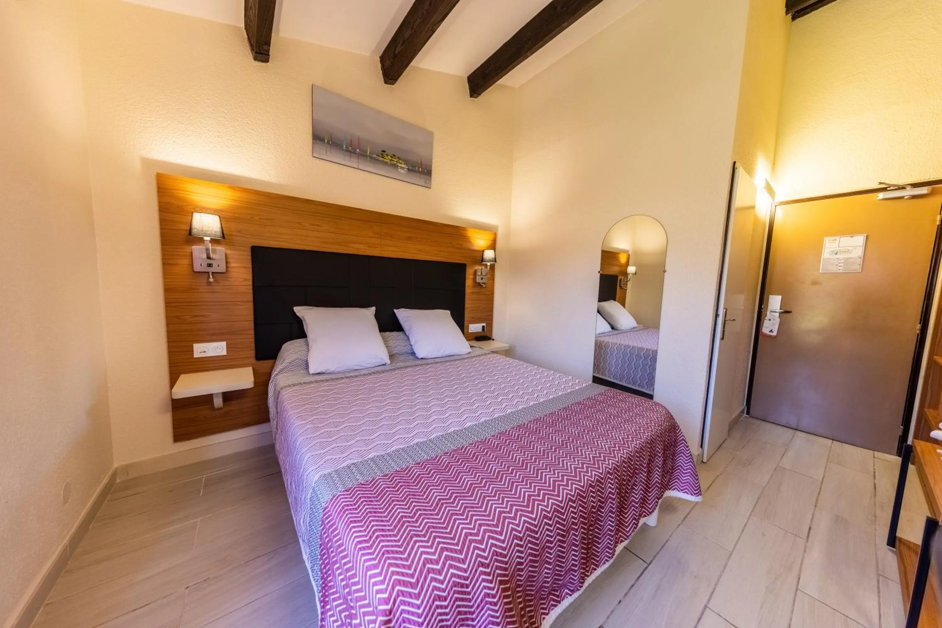 Bedroom, Bed in Brit Hotel Confort Hélios Agde