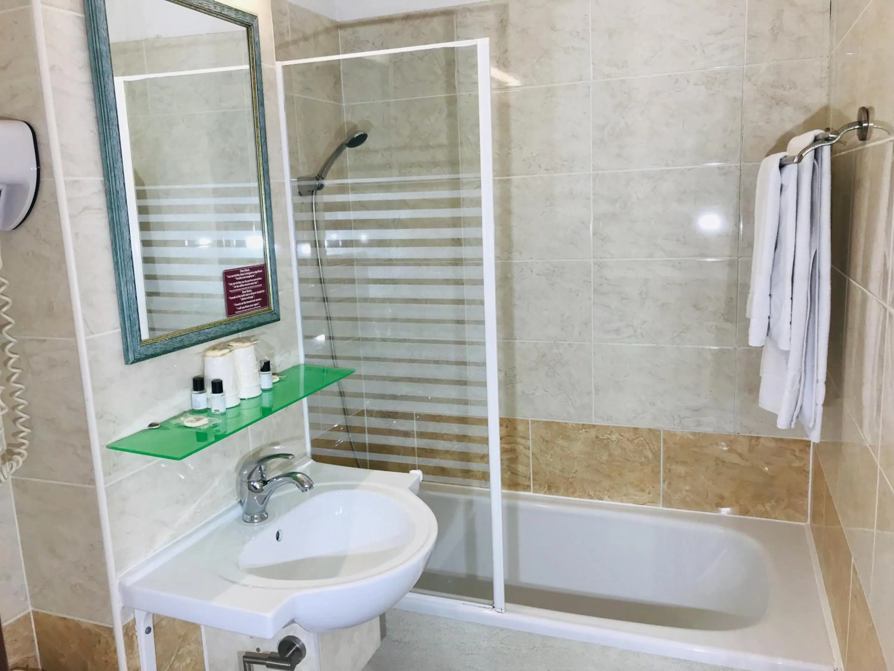 Bathroom in Brit Hotel Confort Hélios Agde