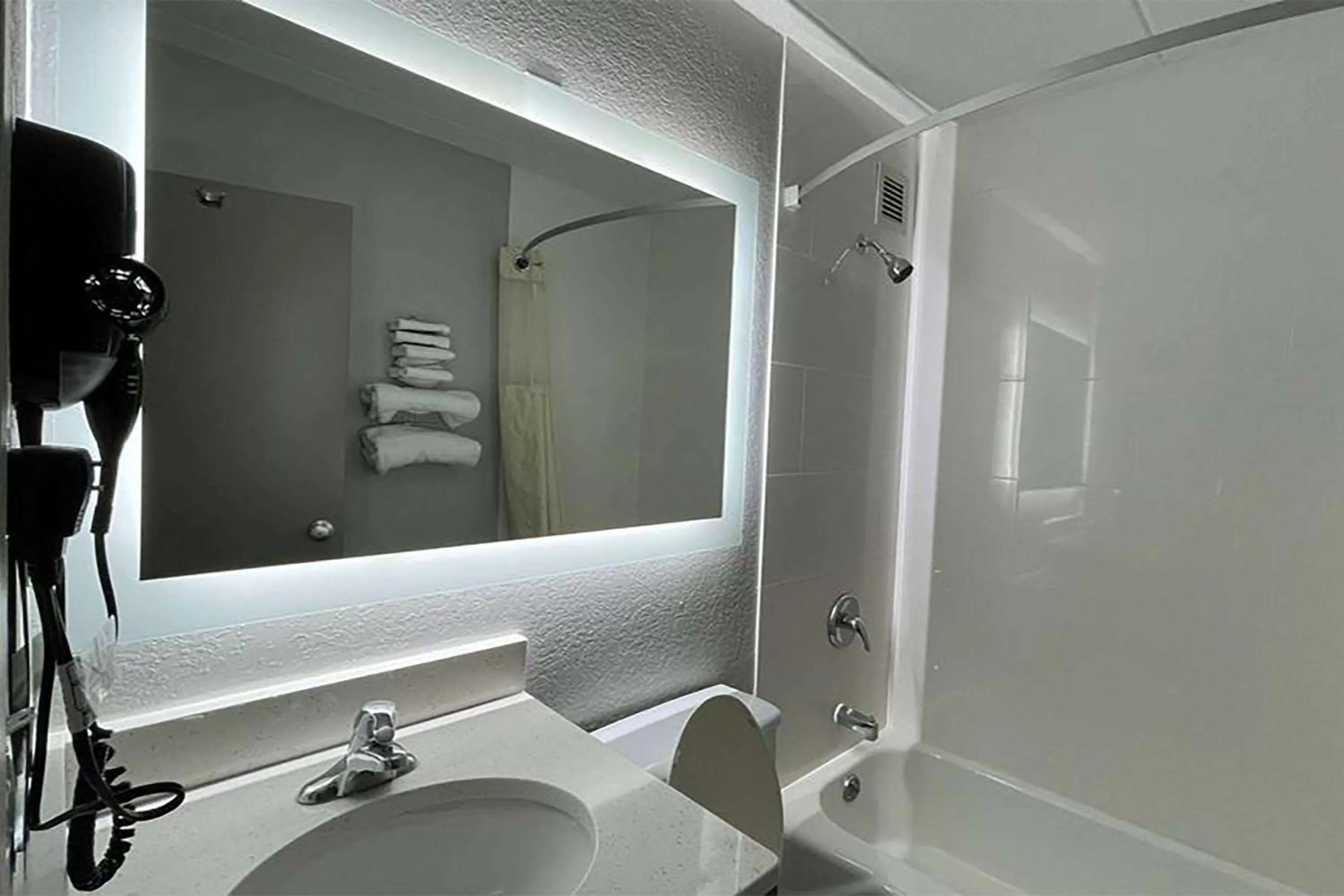 TV and multimedia in Days Inn & Suites by Wyndham Springfield OH