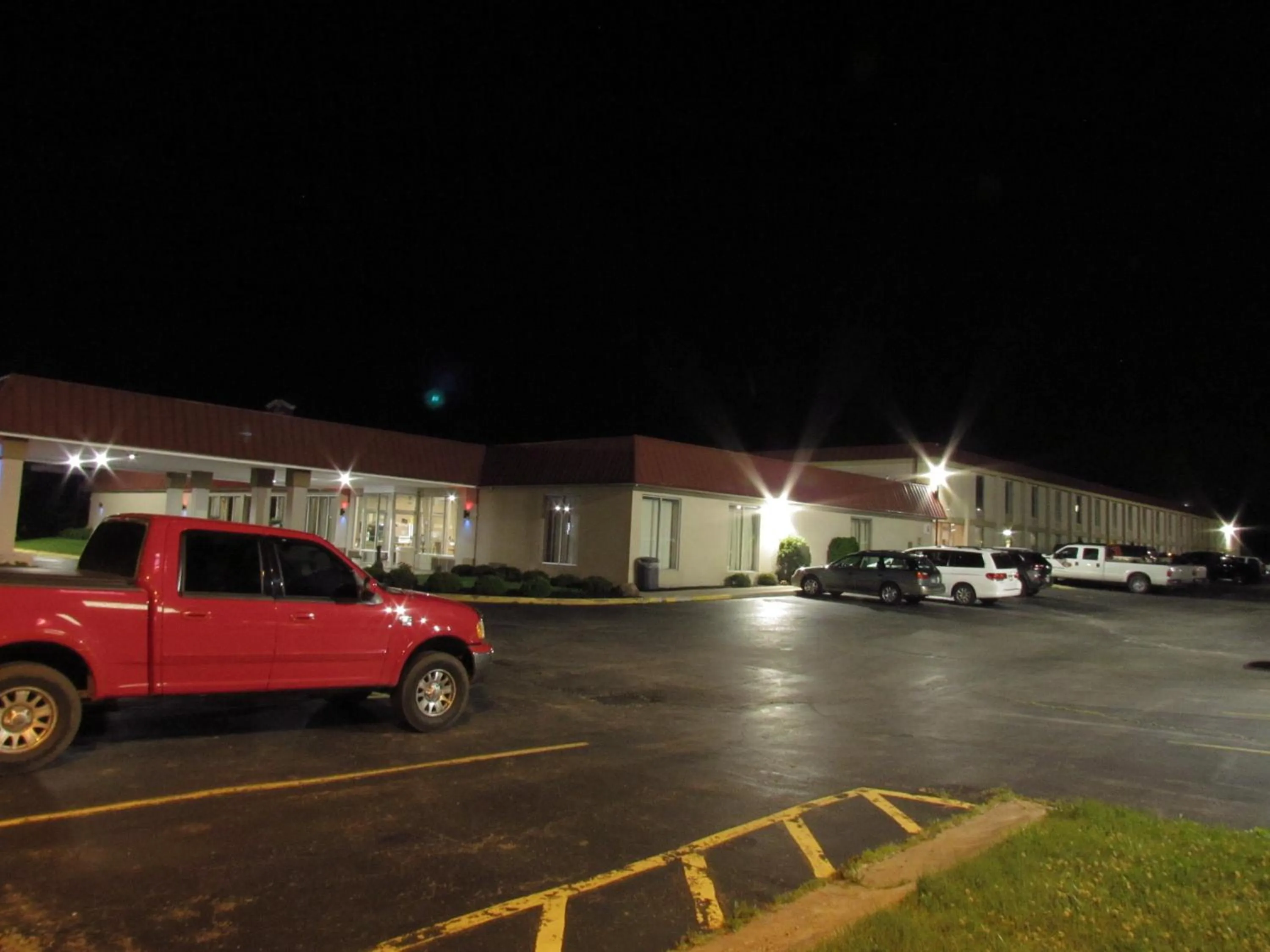 Property building in Days Inn & Suites by Wyndham Springfield OH