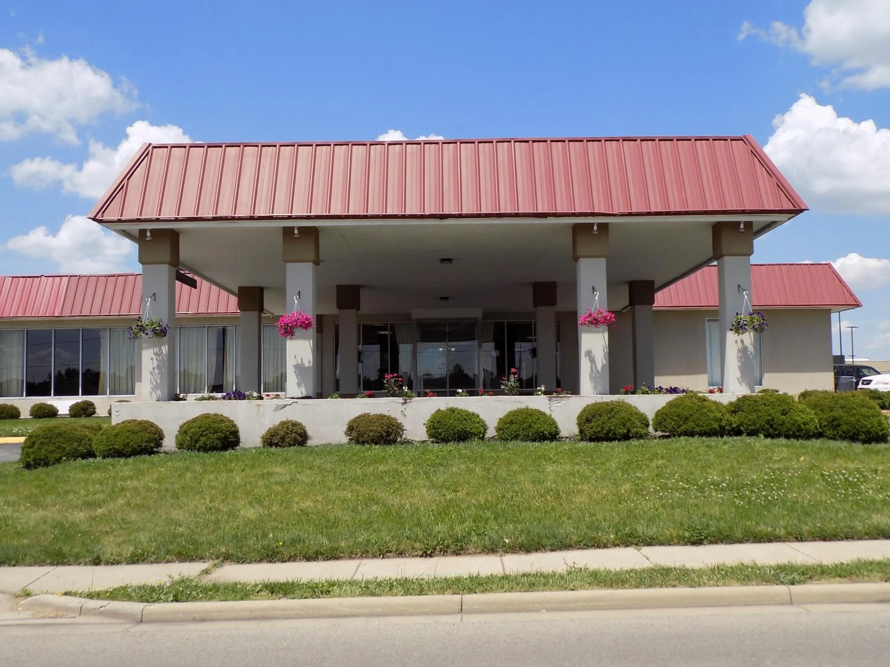 Property building in Days Inn & Suites by Wyndham Springfield OH