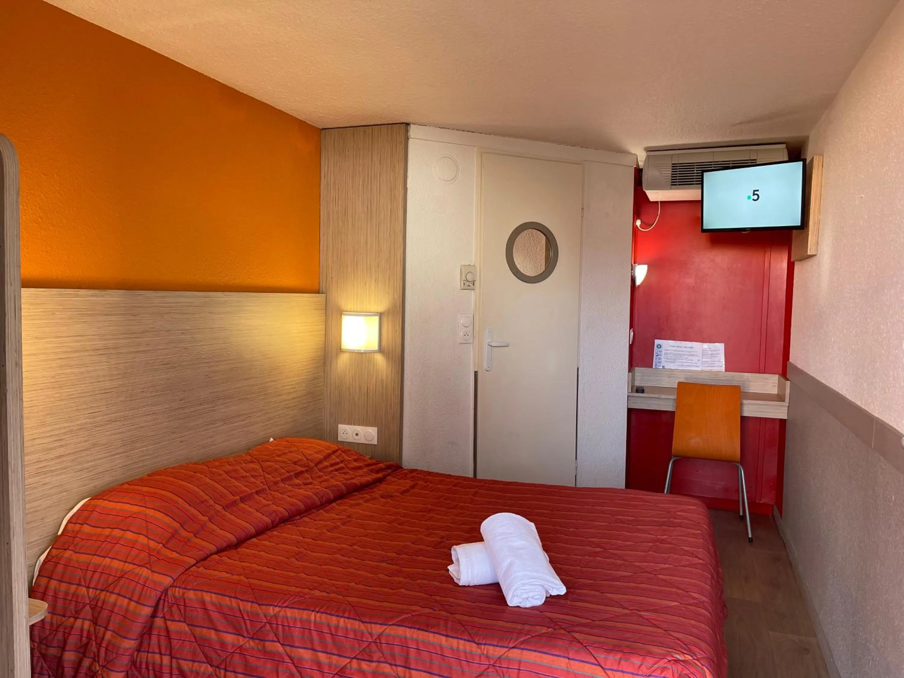 Bed in Premiere Classe Dunkerque Saint Pol Sur Mer