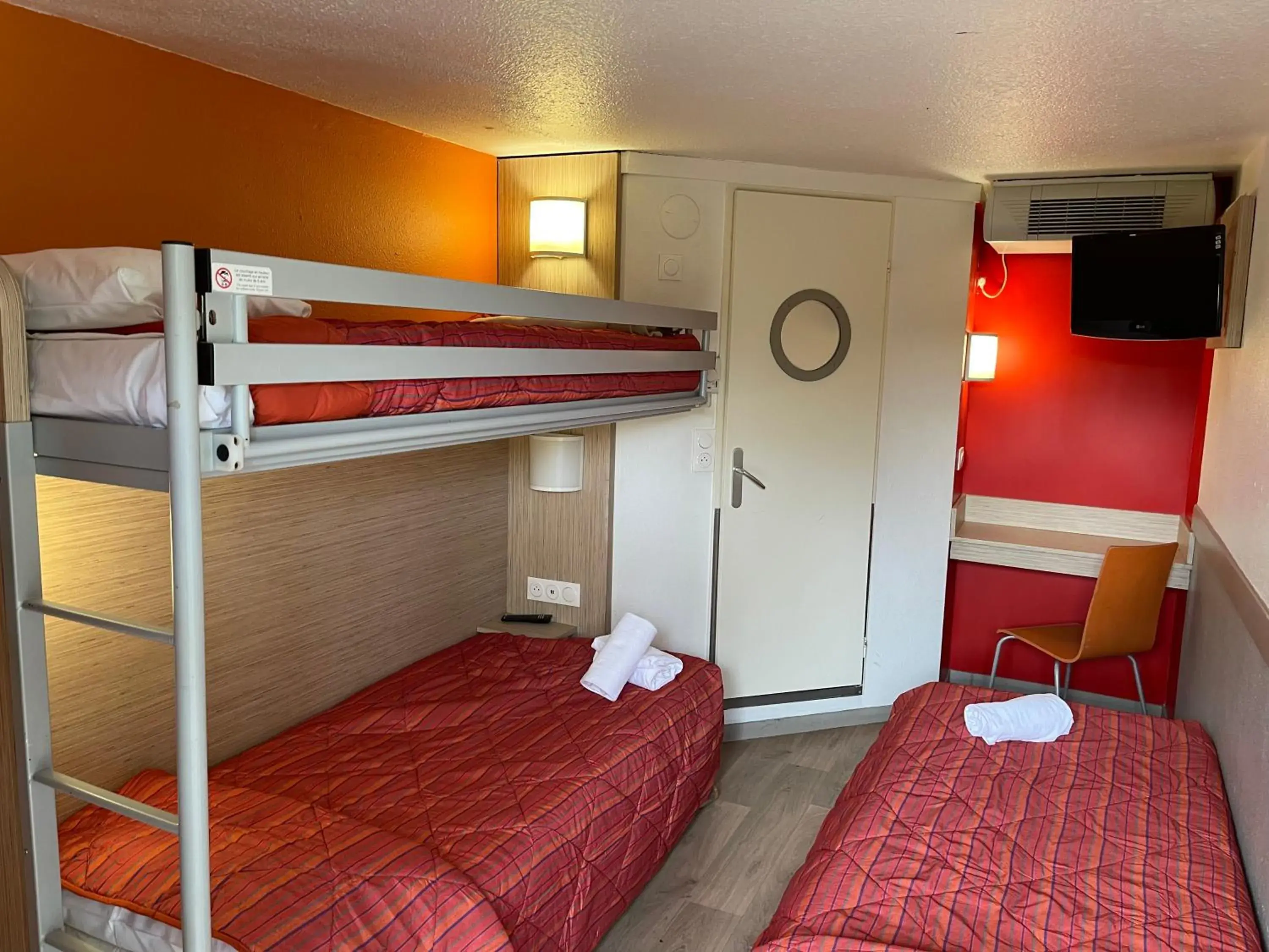 Triple Room in Premiere Classe Dunkerque Saint Pol Sur Mer Triple Room in Premiere Classe Dunkerque Saint Pol Sur Mer
