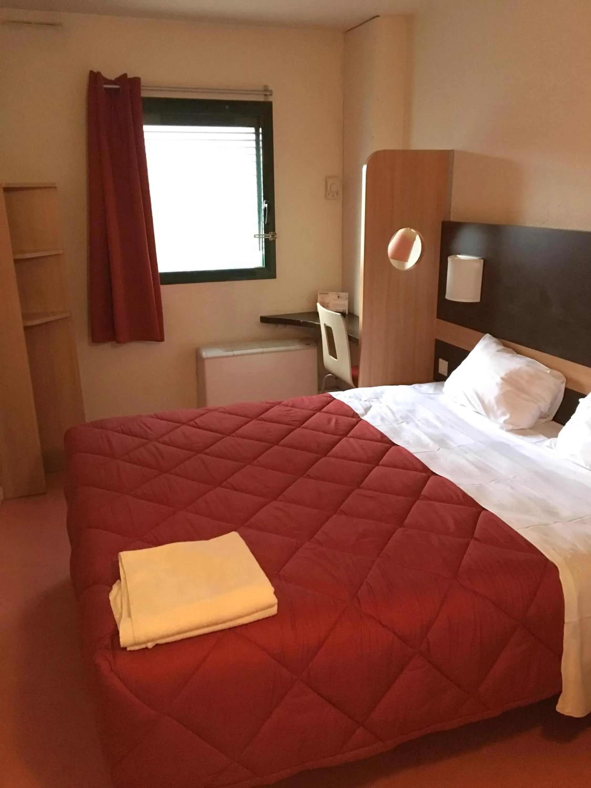 Bedroom, Bed in Premiere Classe Paris Ouest - Nanterre - La Defense