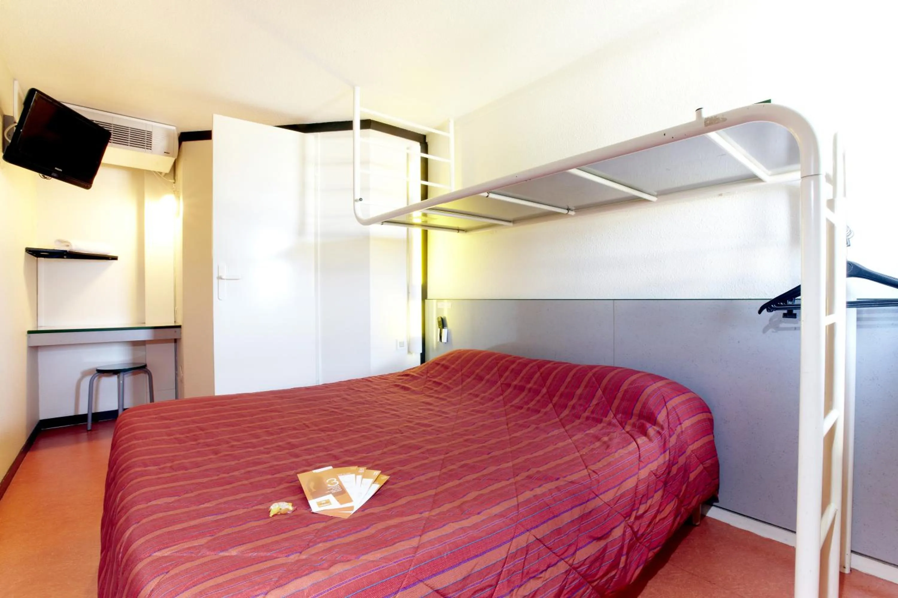 Photo of the whole room, Bed in Premiere Classe Niort Est La Creche