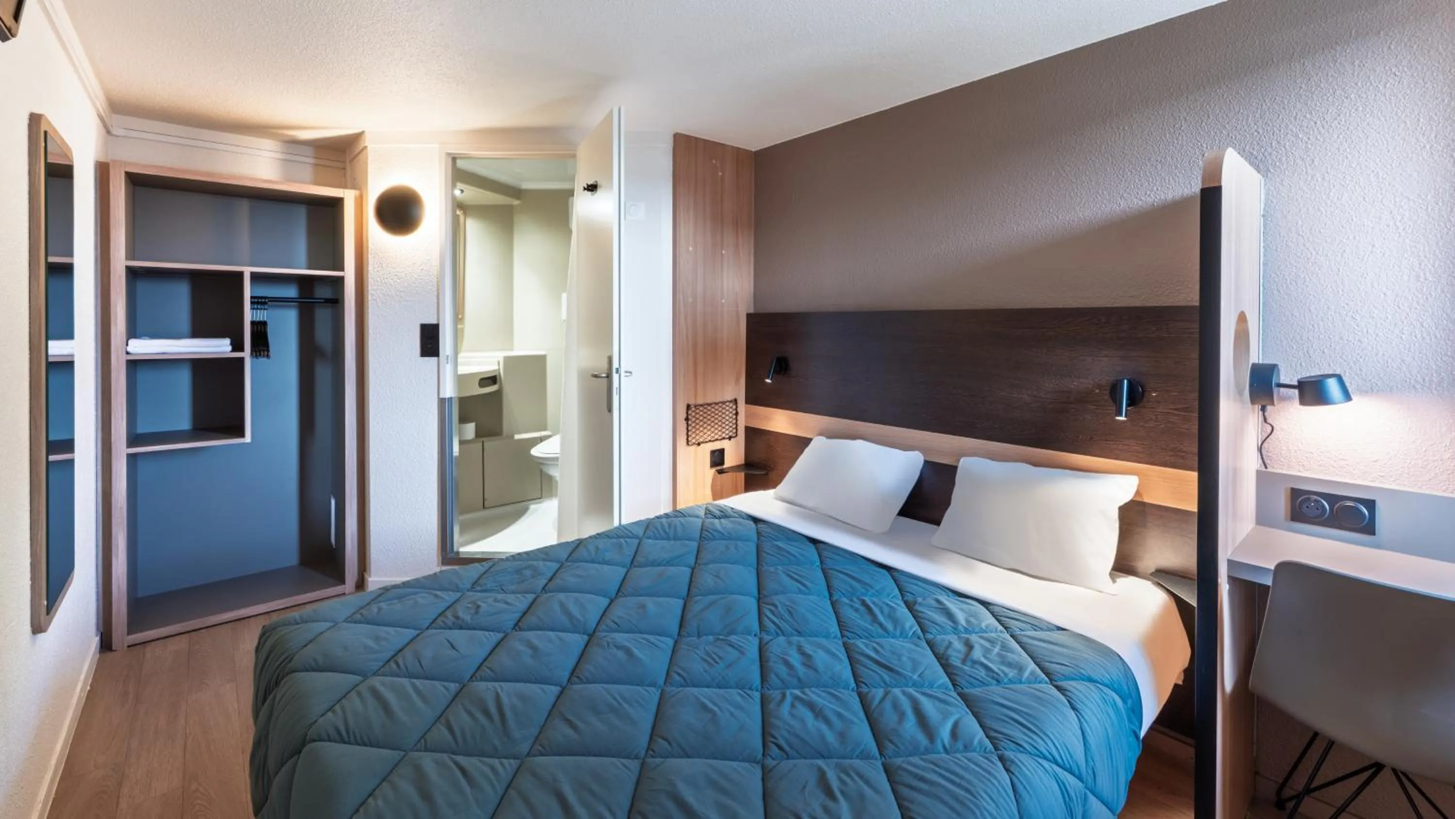 Bed in Premiere Classe Niort Est La Creche