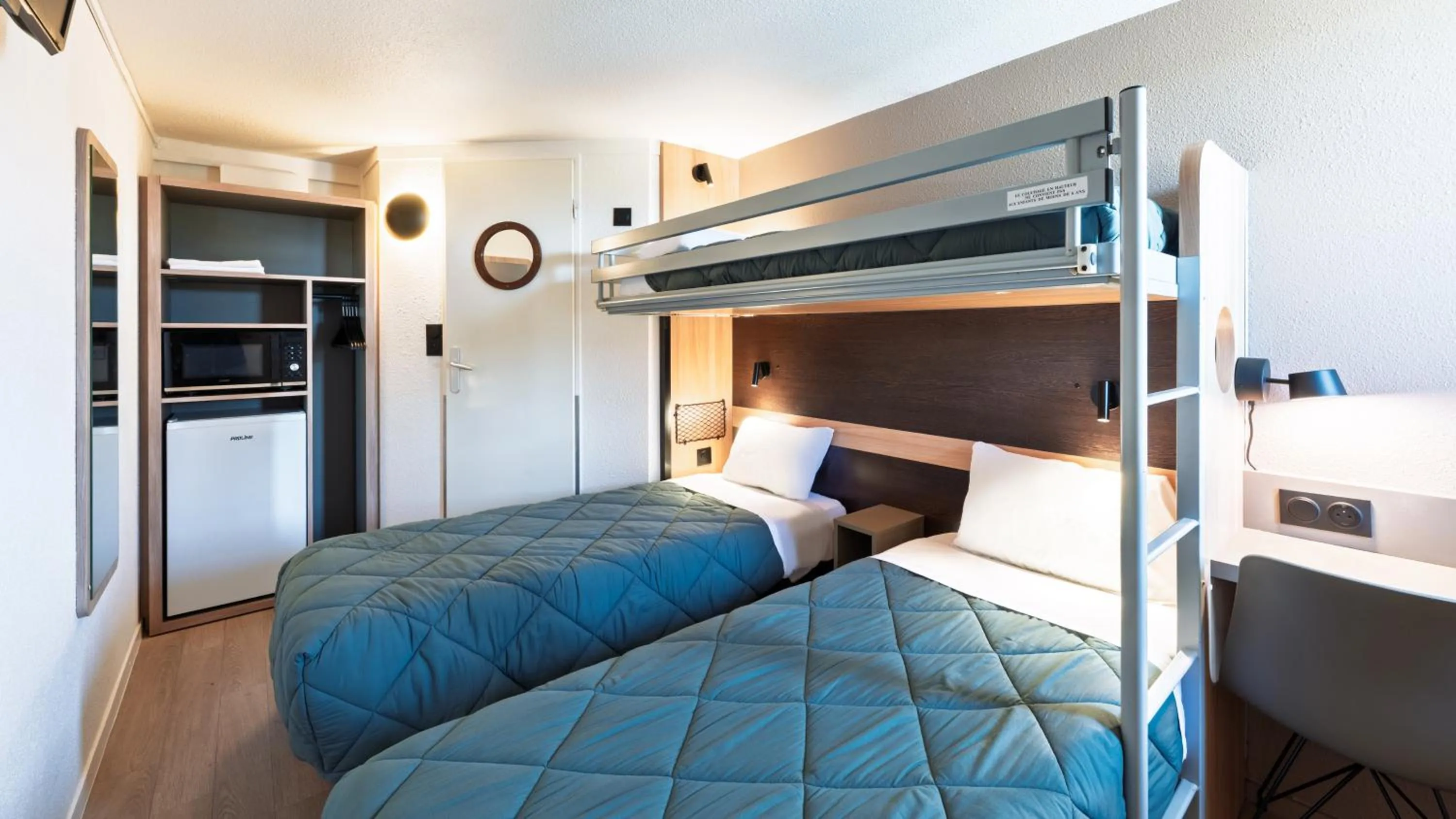 microwave, Bed in Premiere Classe Niort Est La Creche