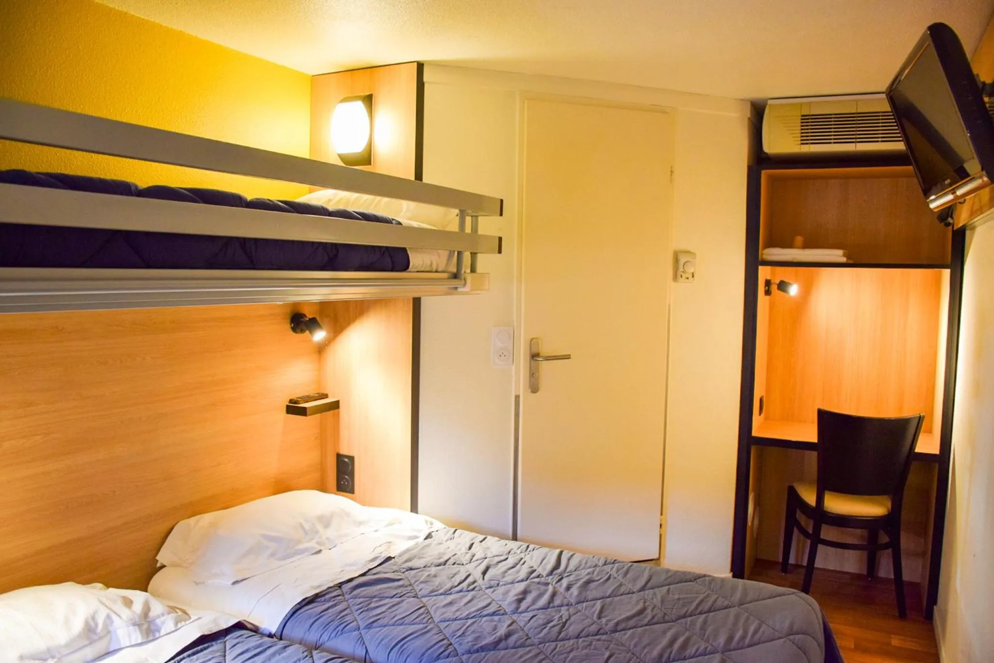 Bedroom, Bed in Premiere Classe Rodez