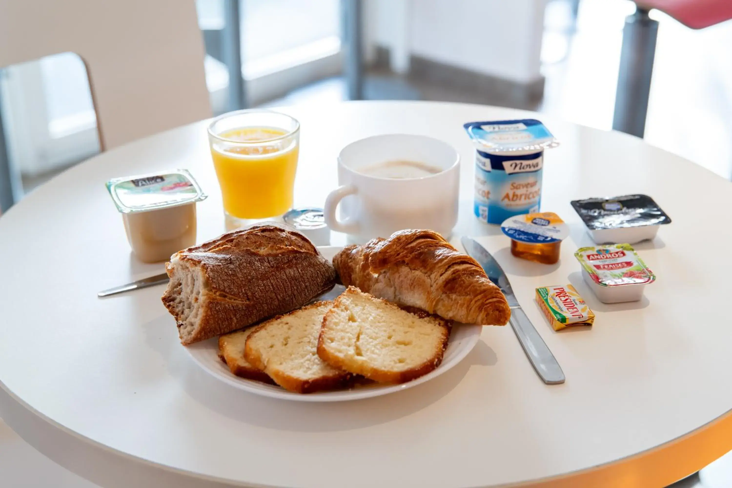 Triple Room (1 Double Bed + 1 Single Bed) in Premiere Classe Lille Sud - Seclin Triple Room (1 Double Bed + 1 Single Bed) in Premiere Classe Lille Sud - Seclin