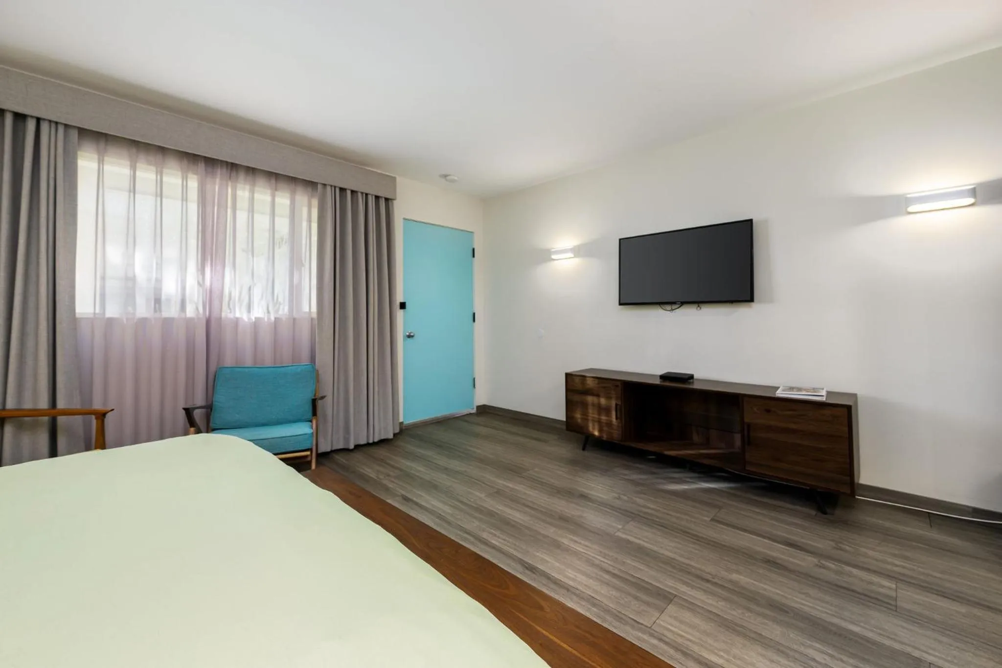 TV and multimedia, Bed in The Skylark, a Palm Springs Hotel