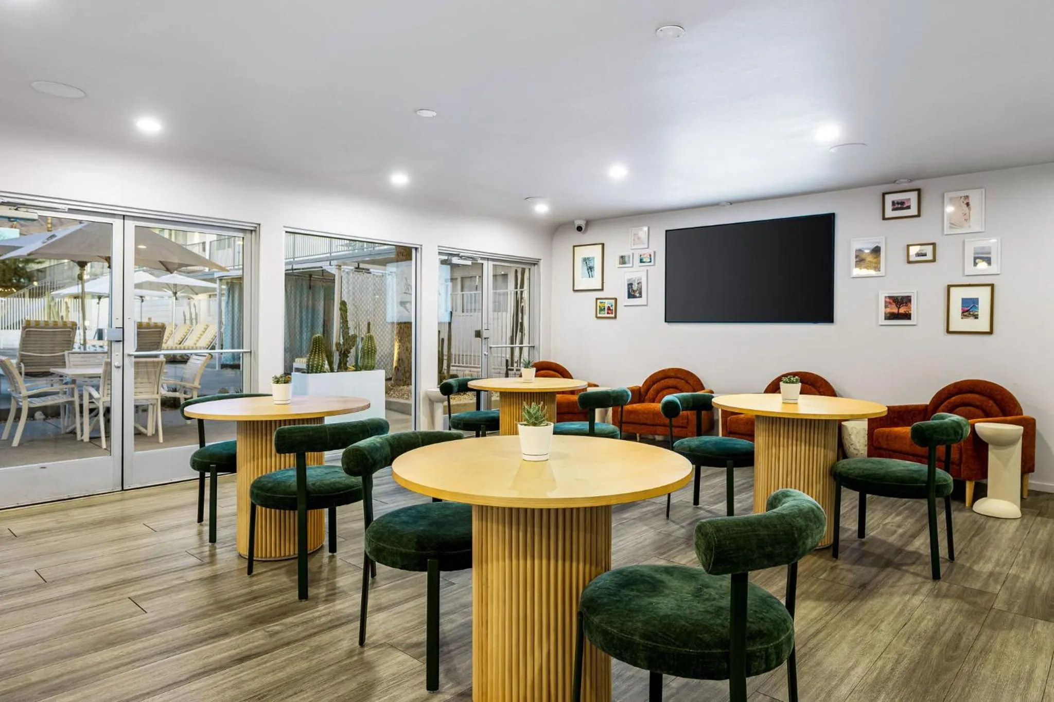 Lounge or bar in The Skylark, a Palm Springs Hotel