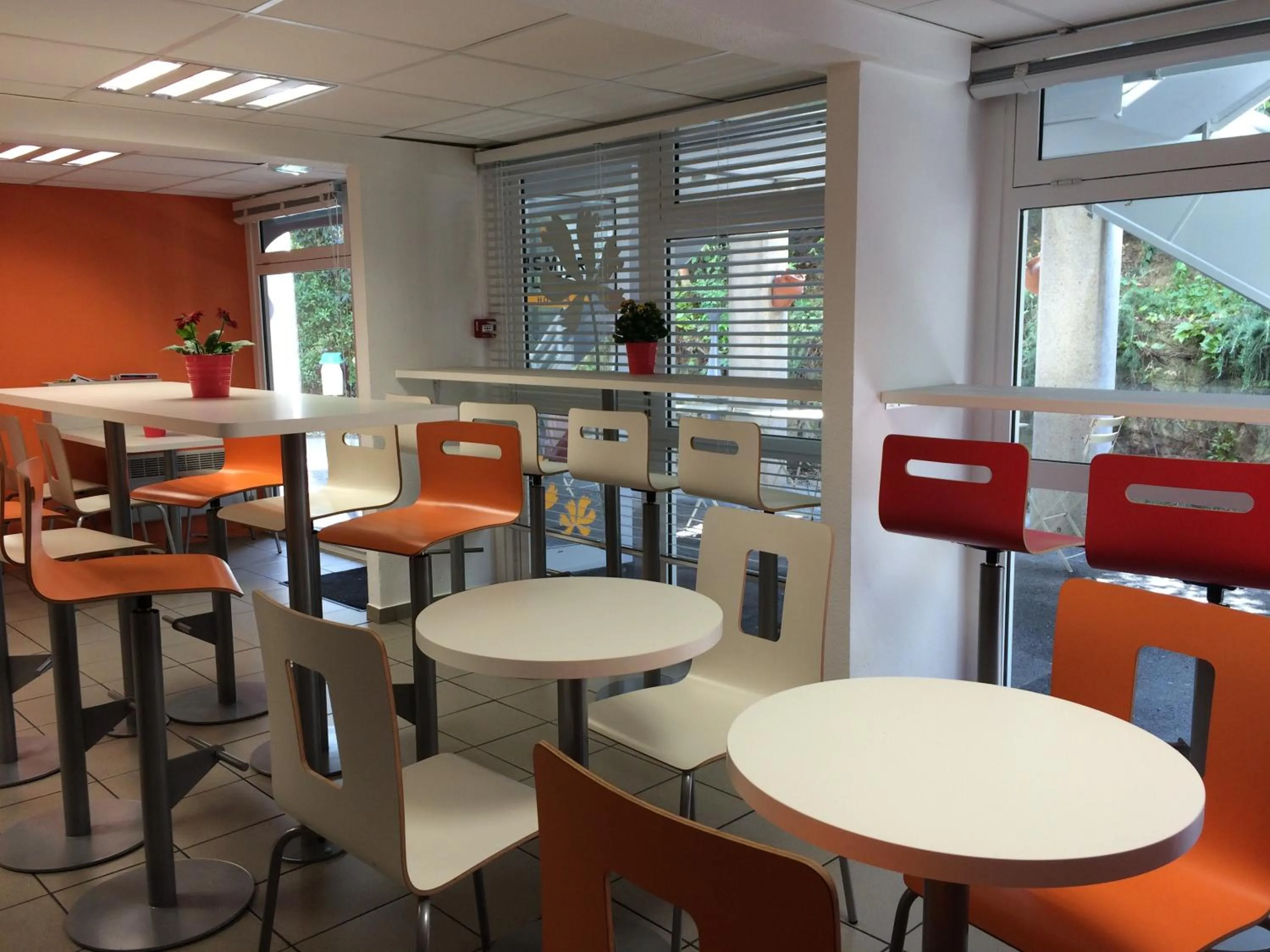 Restaurant/places to eat in Premiere Classe Marseille La Valentine