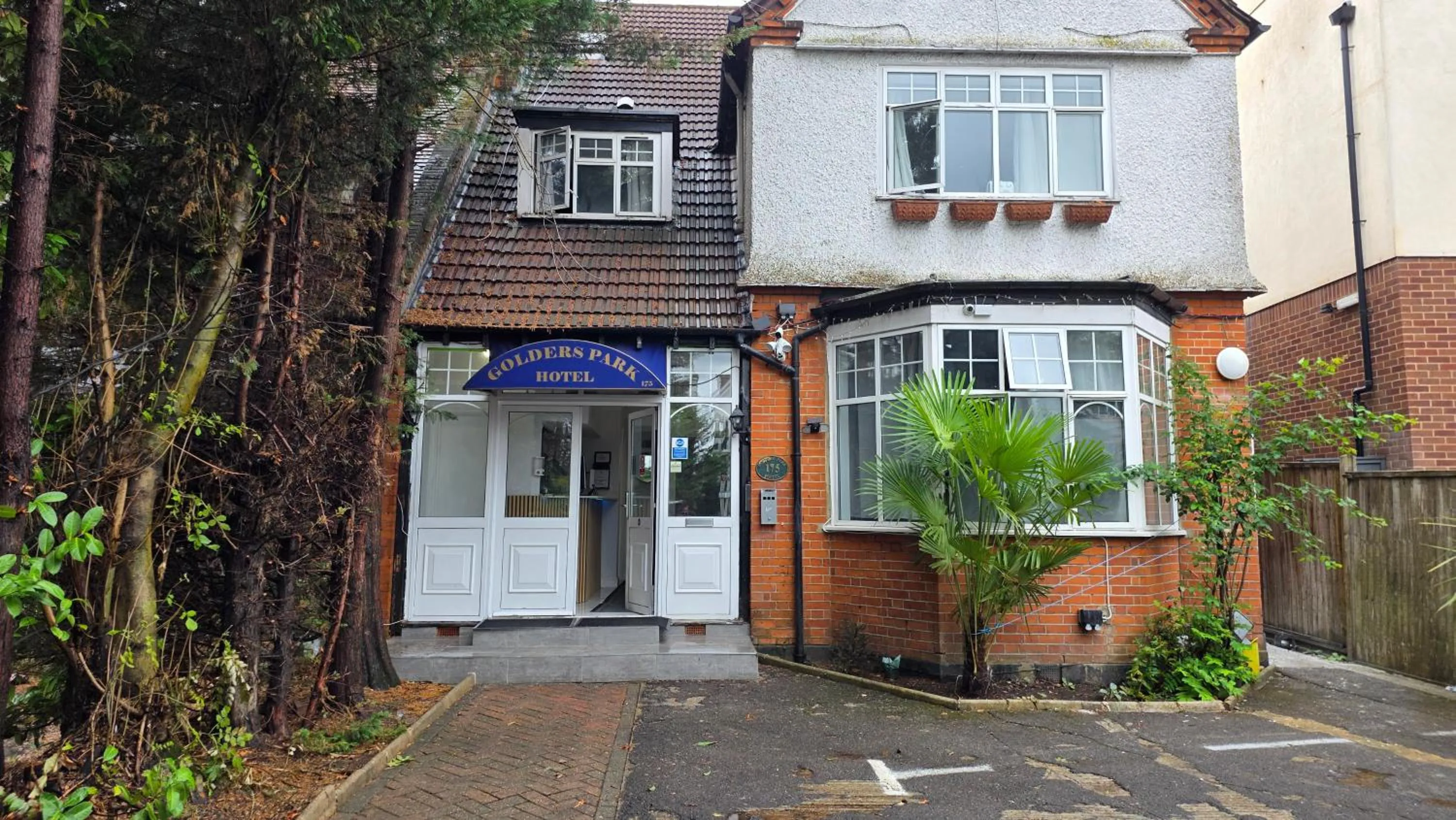 Property building in Golders Park Hotel