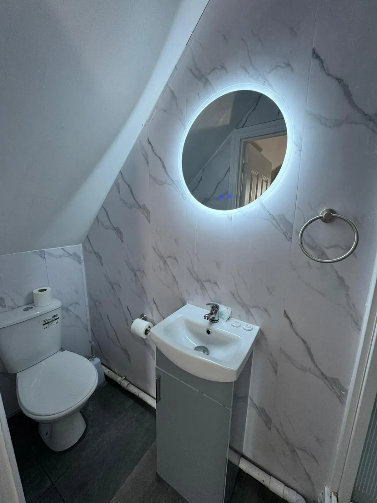 Toilet in Golders Park Hotel