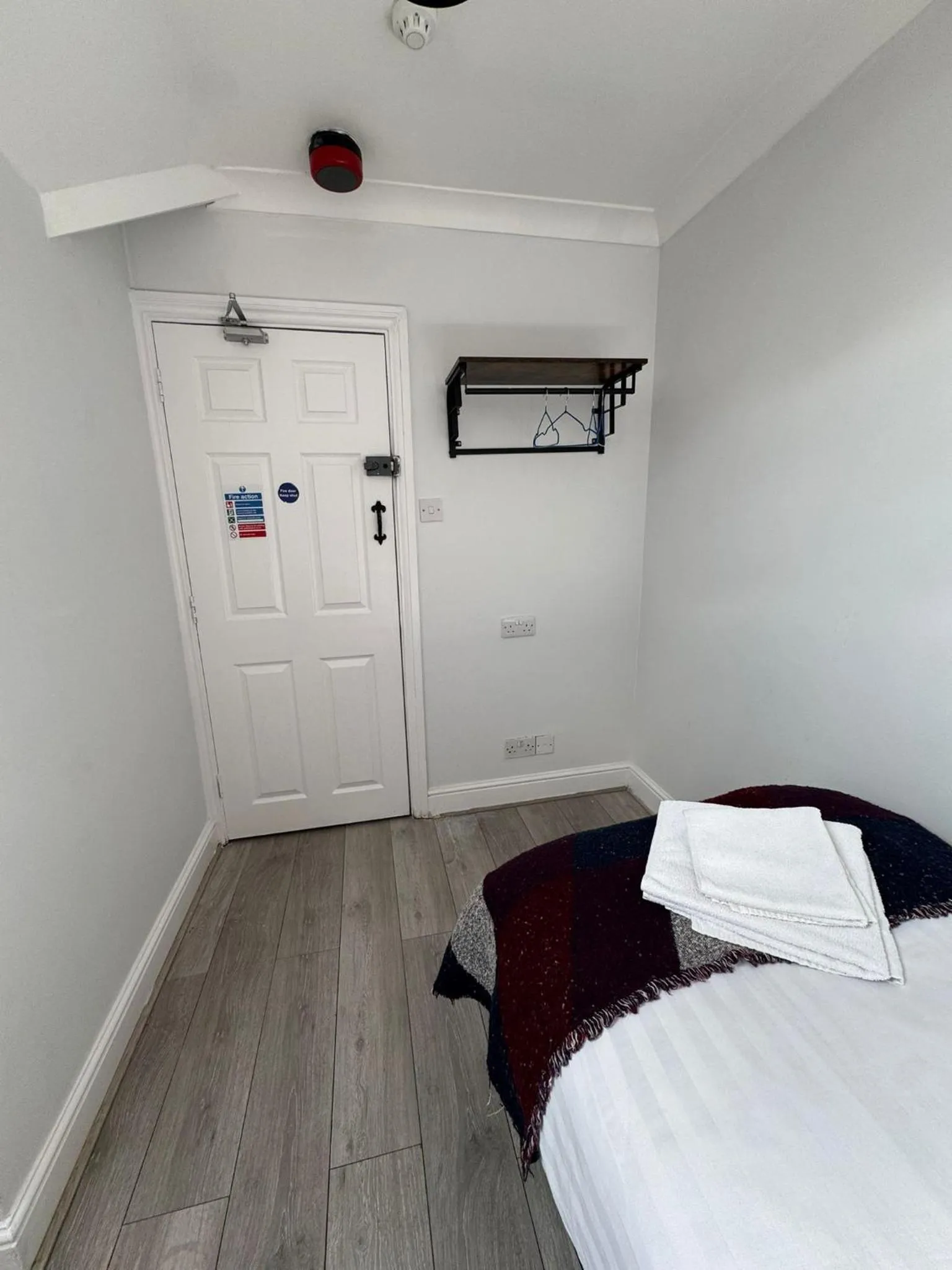 Bedroom, Bed in Golders Park Hotel