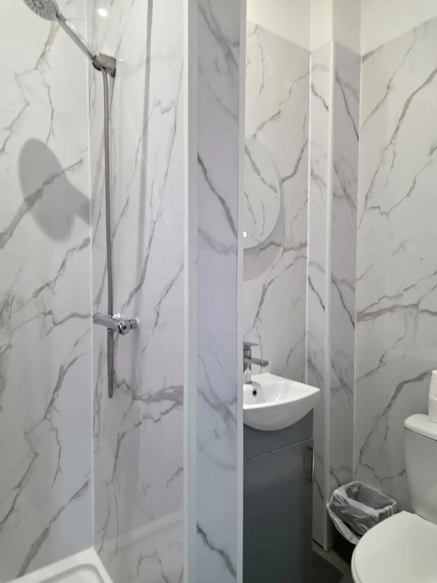 Bathroom in Golders Park Hotel