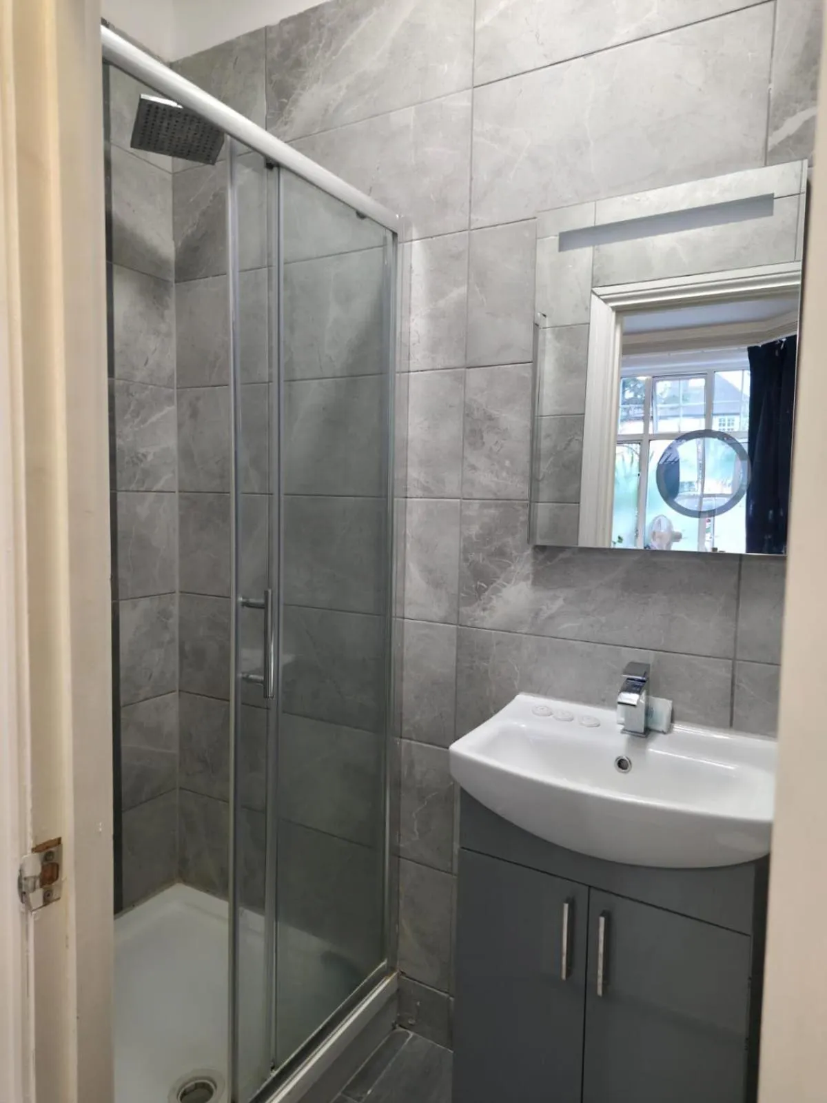 Shower in Golders Park Hotel