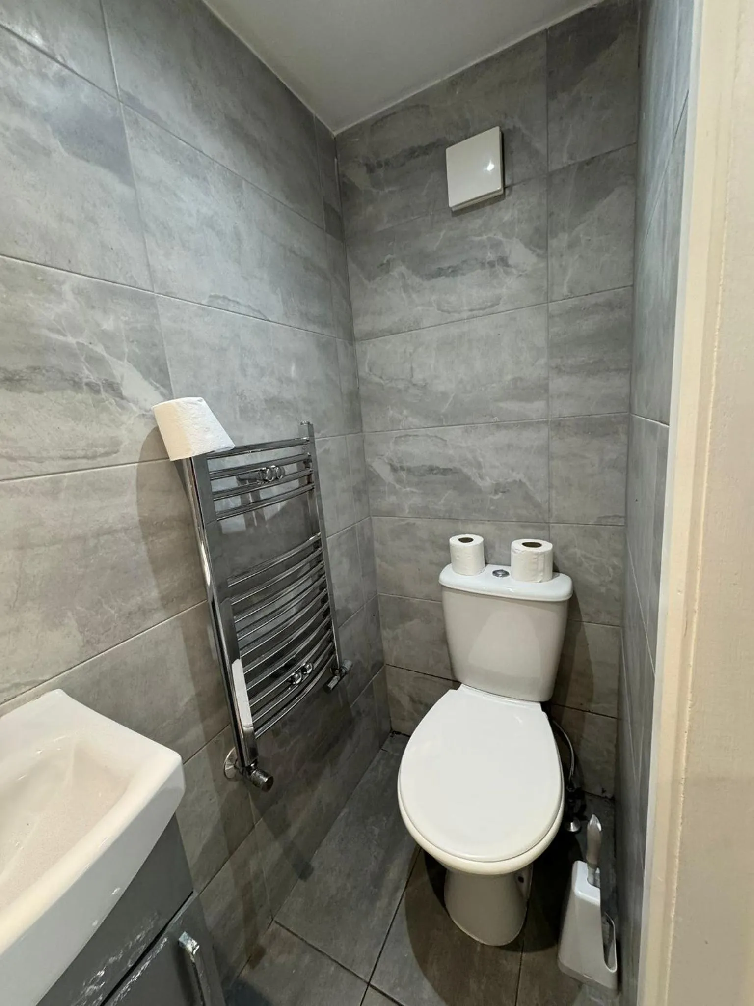 Toilet in Golders Park Hotel