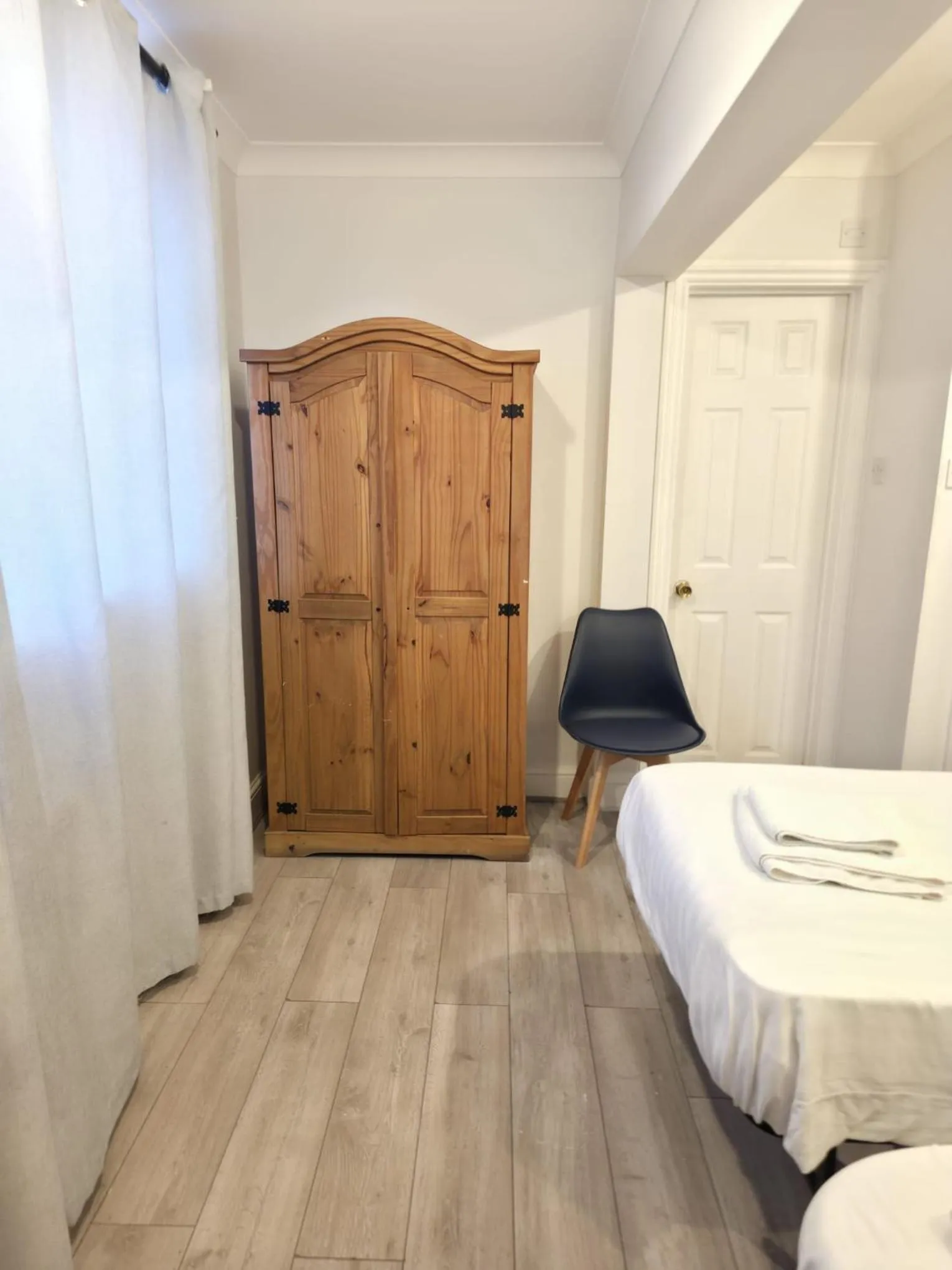 Bedroom, Bed in Golders Park Hotel