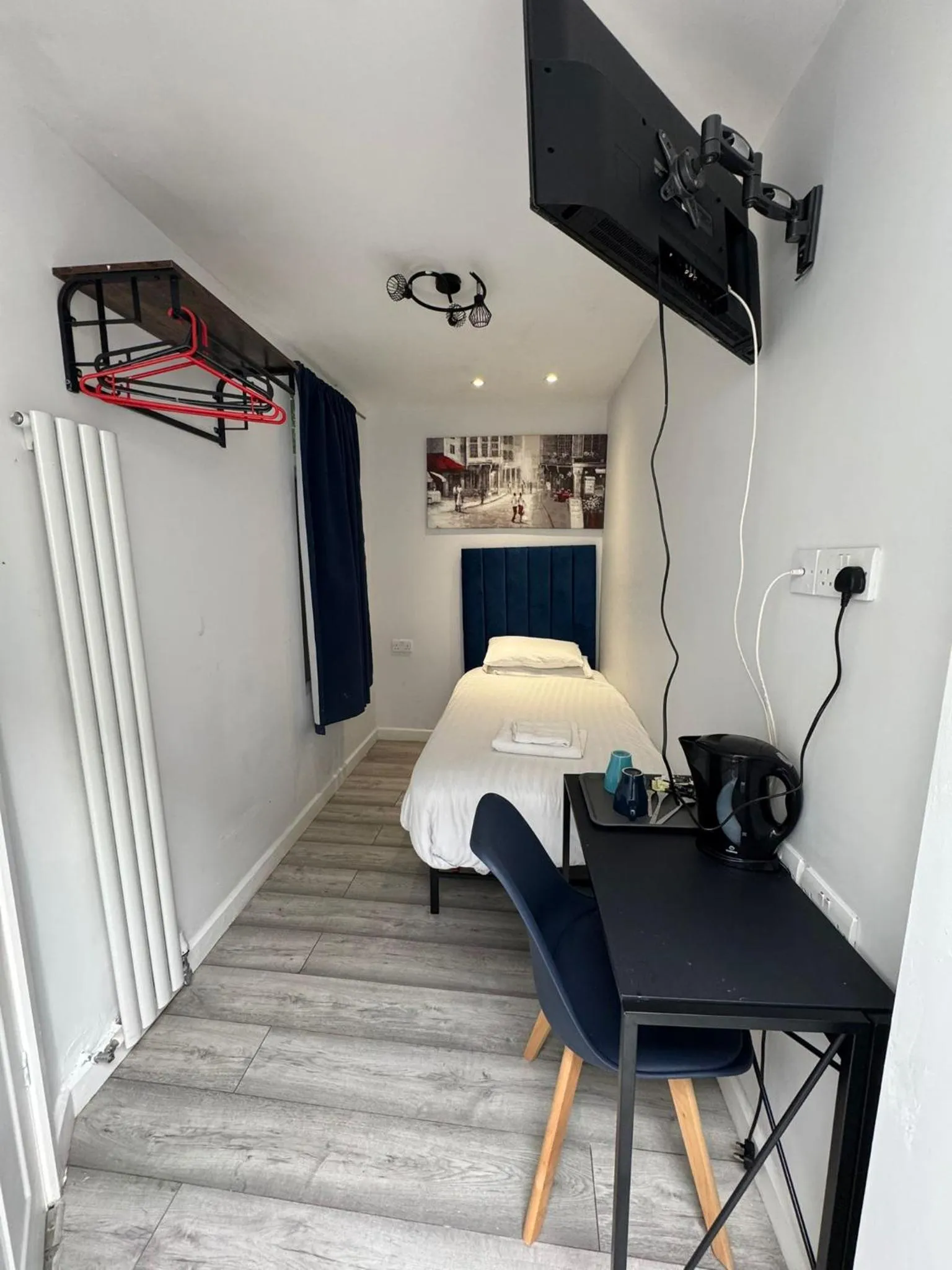 Bed in Golders Park Hotel