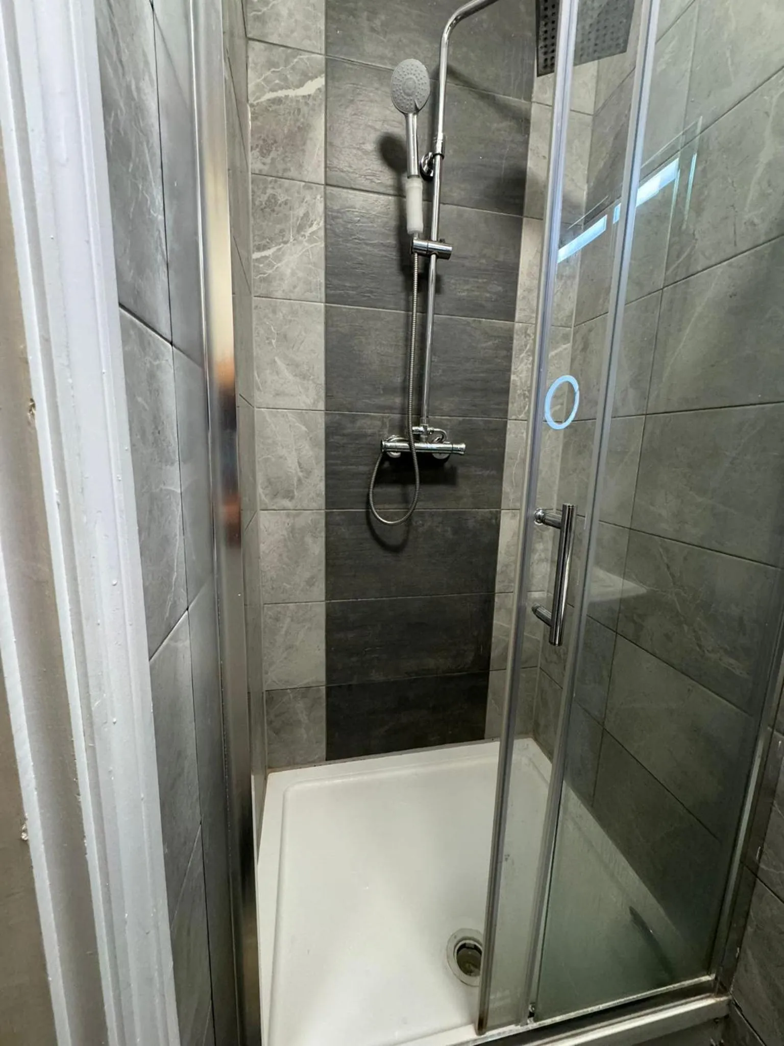 Shower in Golders Park Hotel