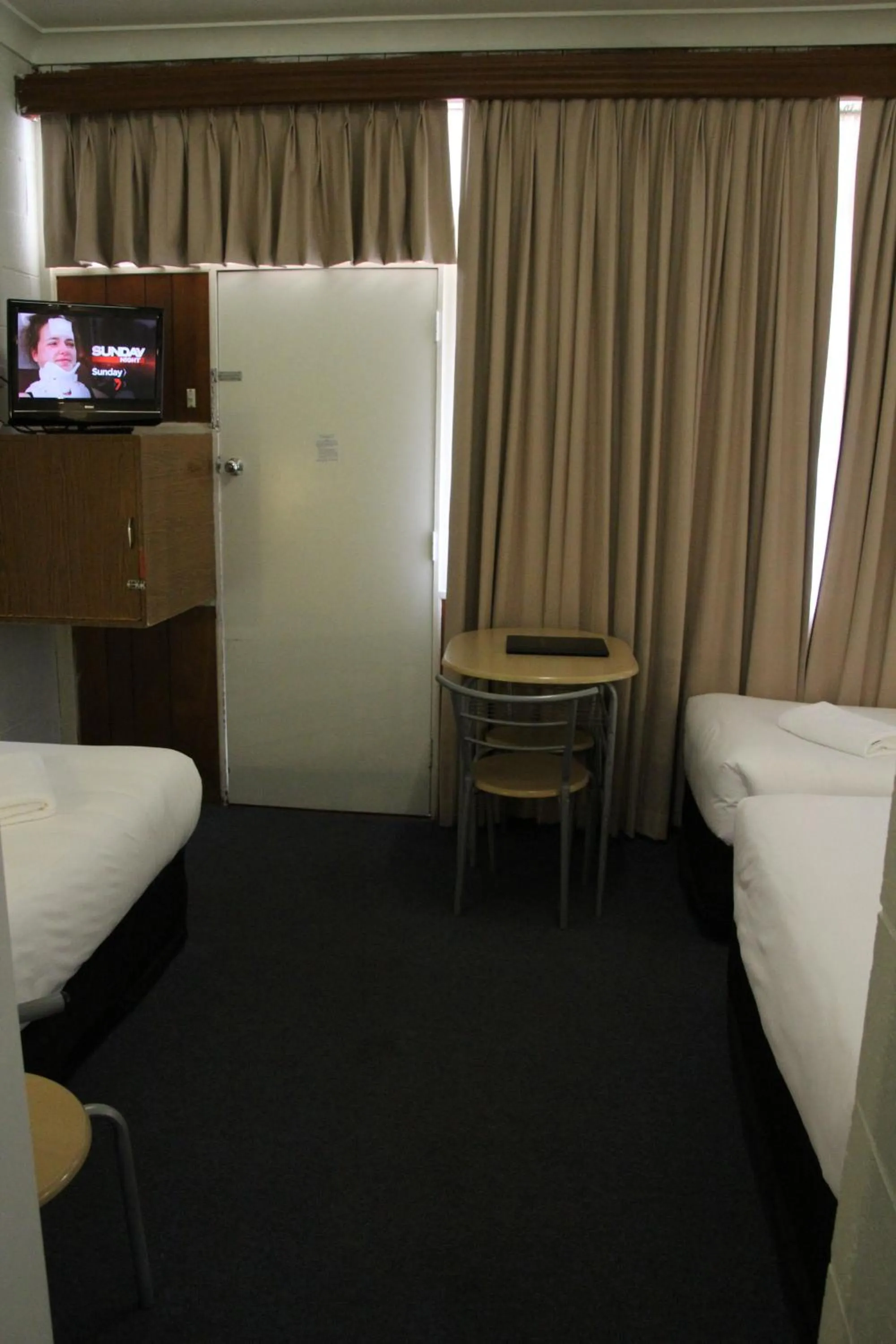 Seating area, Bed in Central Coast Motel