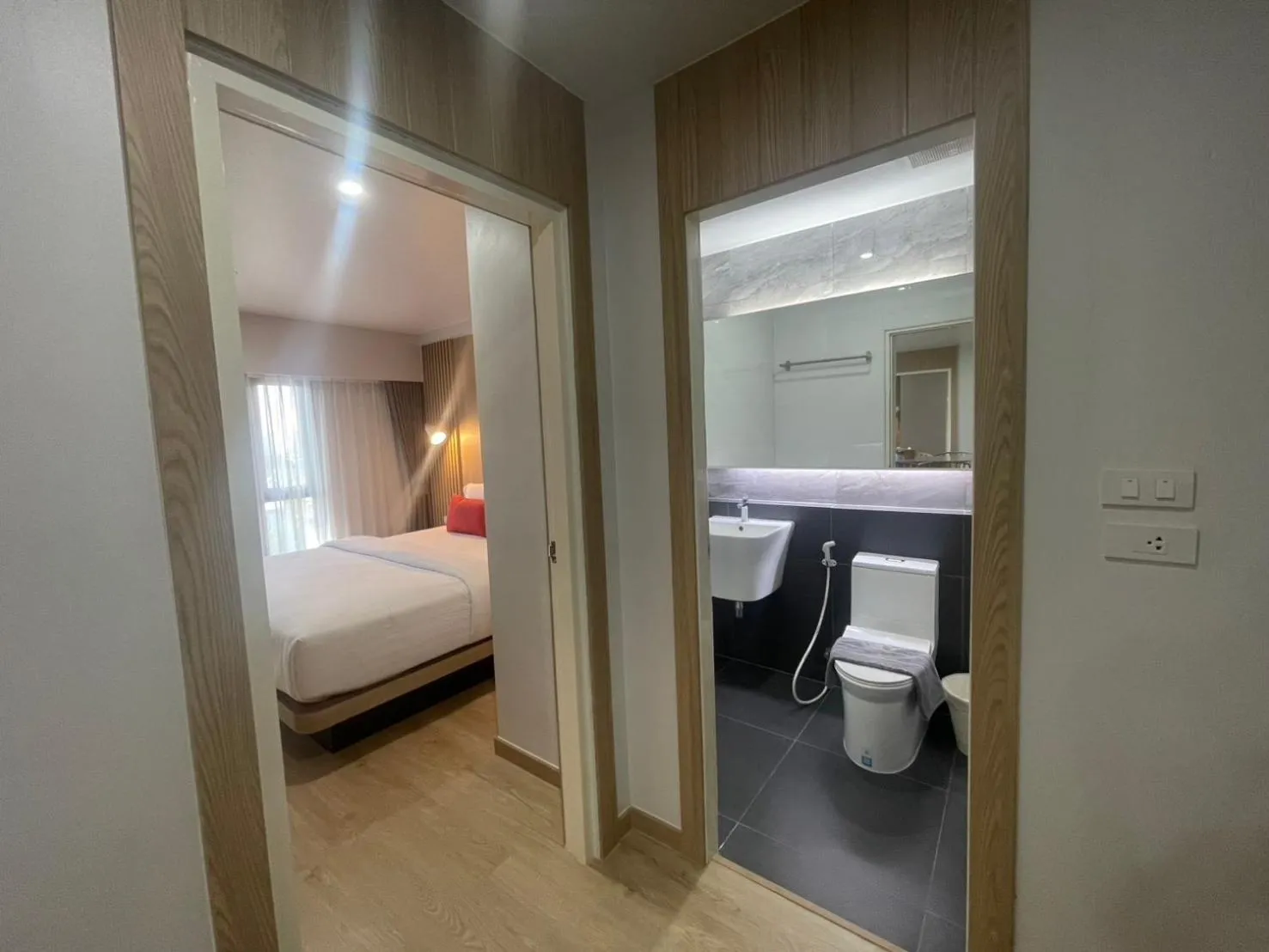 Toilet, Bed in Baan Bangkok 97 Hotel