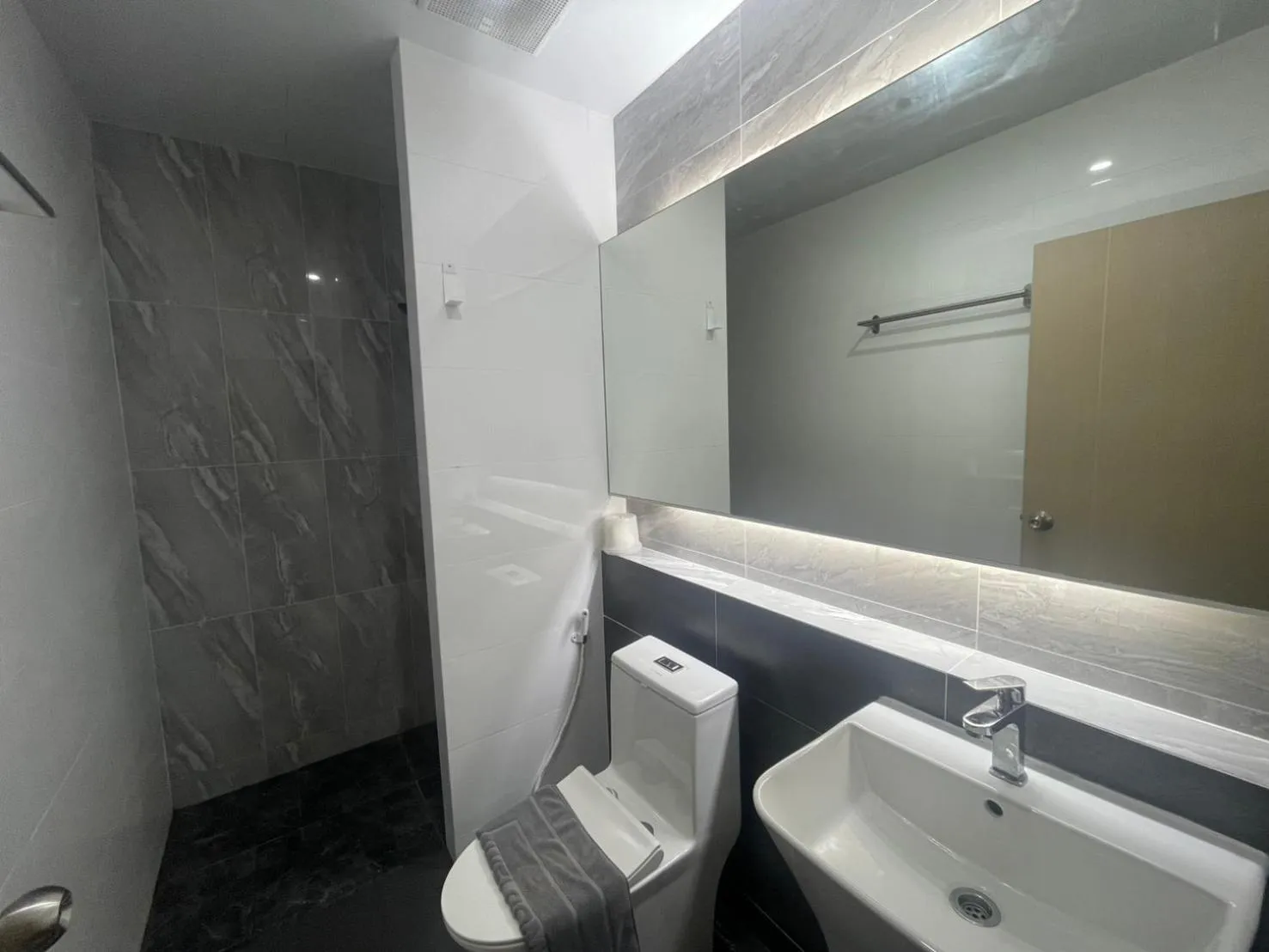 Toilet in Baan Bangkok 97 Hotel