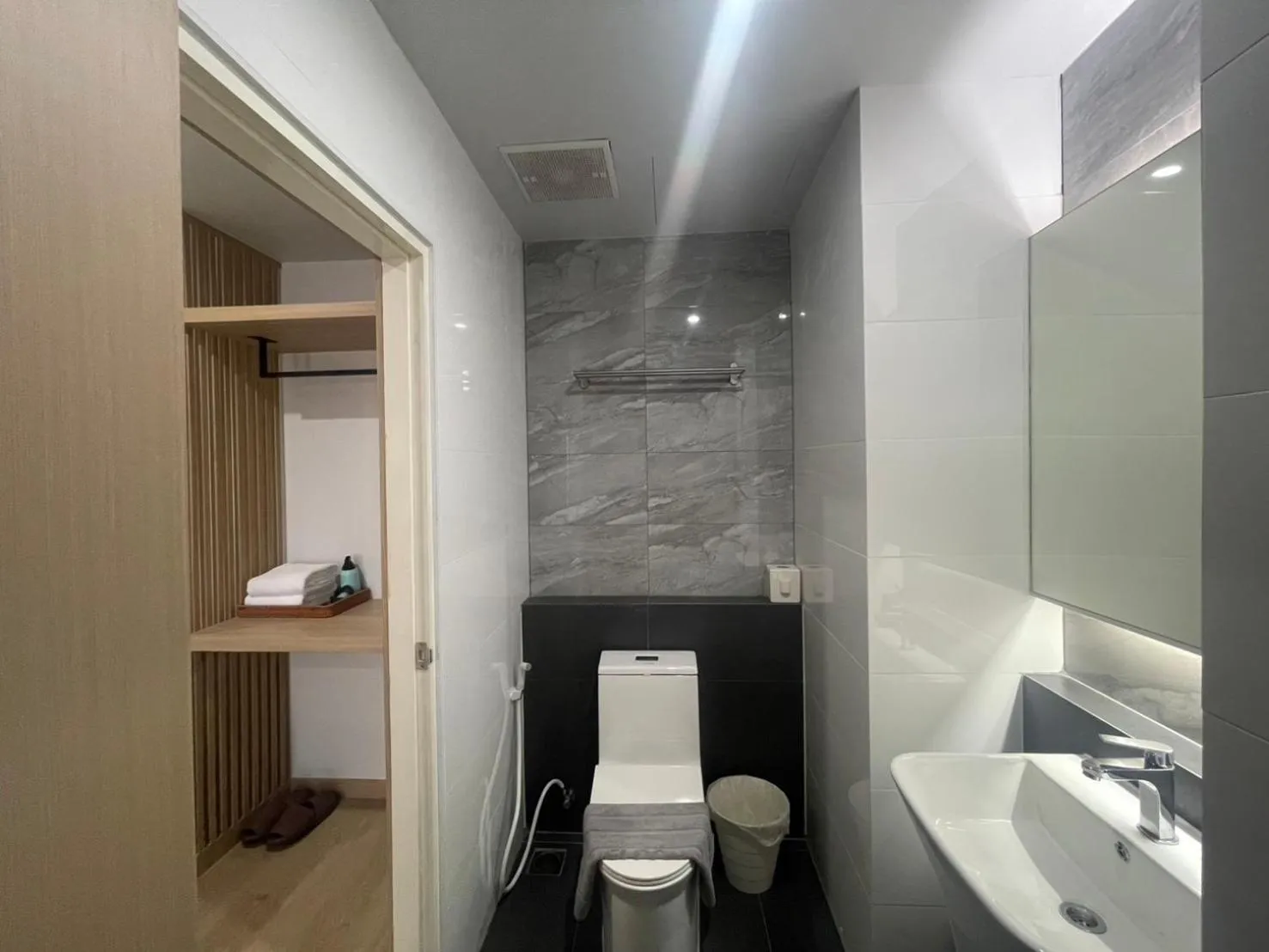 Shower in Baan Bangkok 97 Hotel