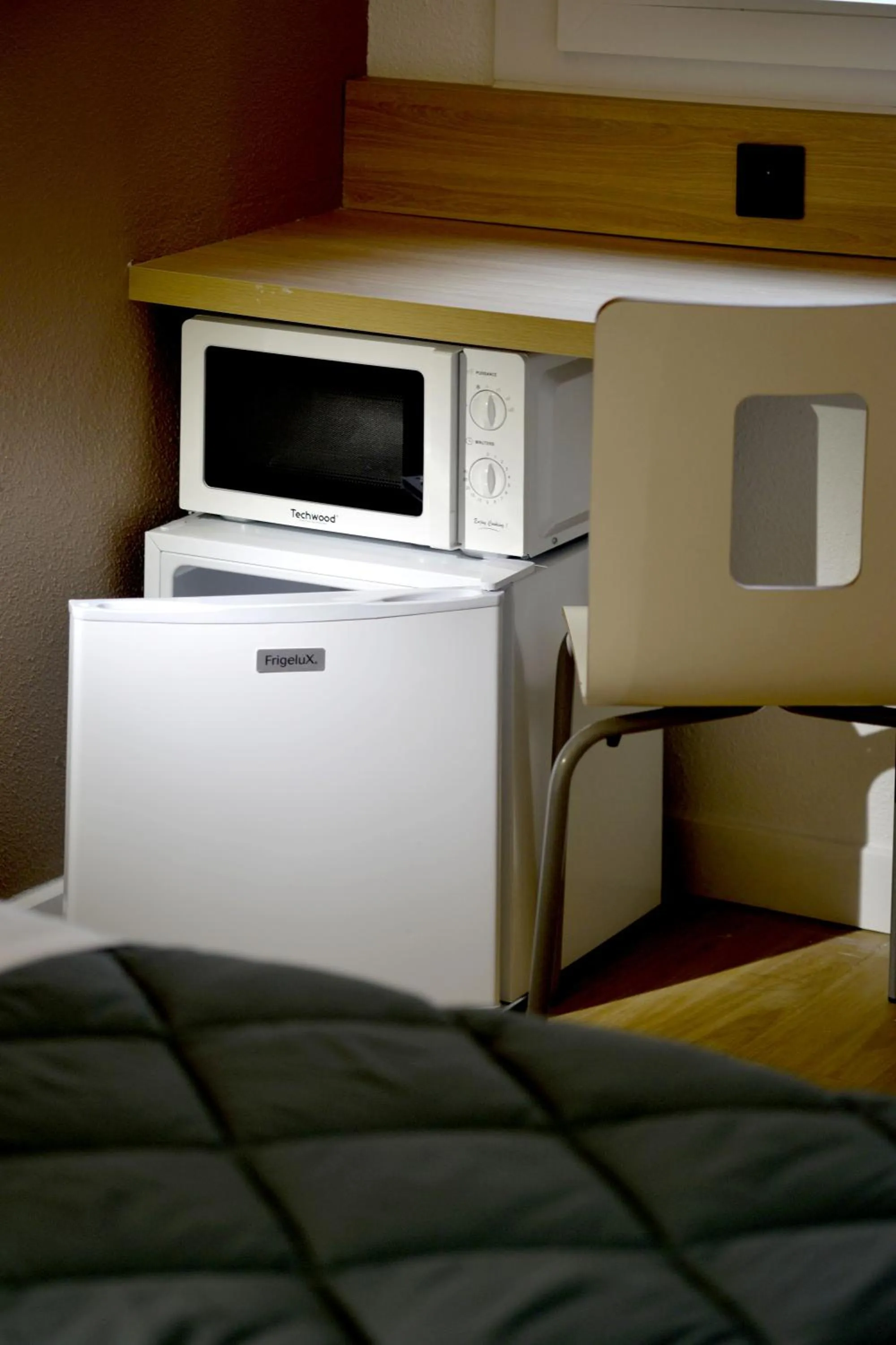 microwave in Premiere Classe Dunkerque Loon Plage