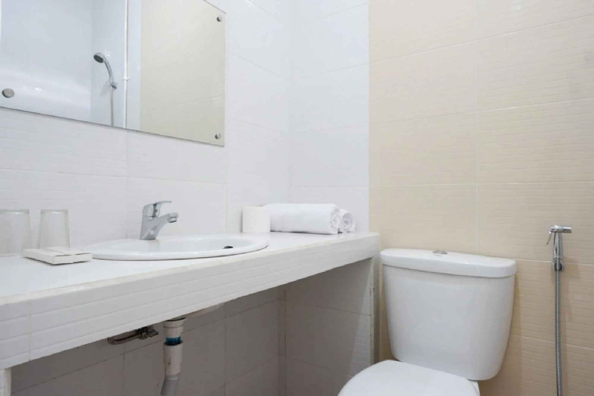 Shower in RedDoorz near Mataram University