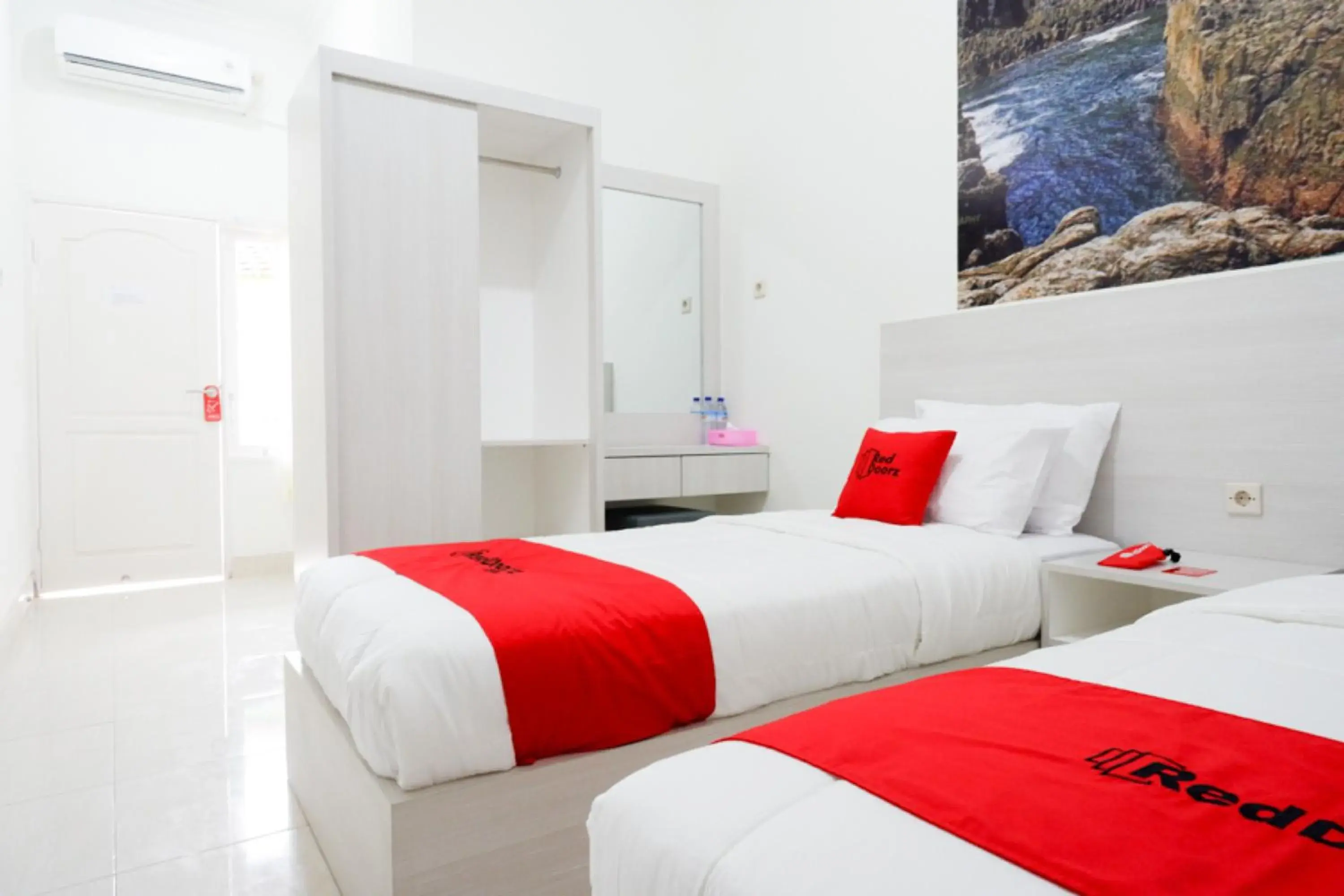 Twin Room in RedDoorz near Mataram University Twin Room in RedDoorz near Mataram University